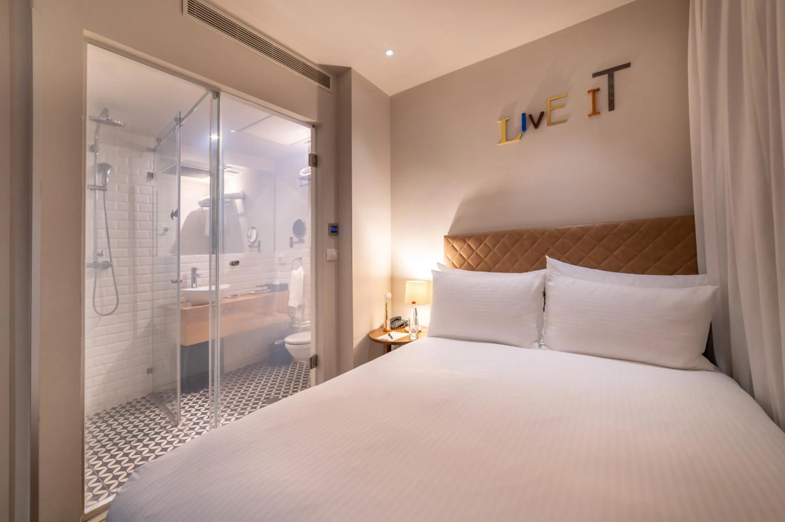 Photo of the whole room, Bed in Jacob Shenkin Hotel