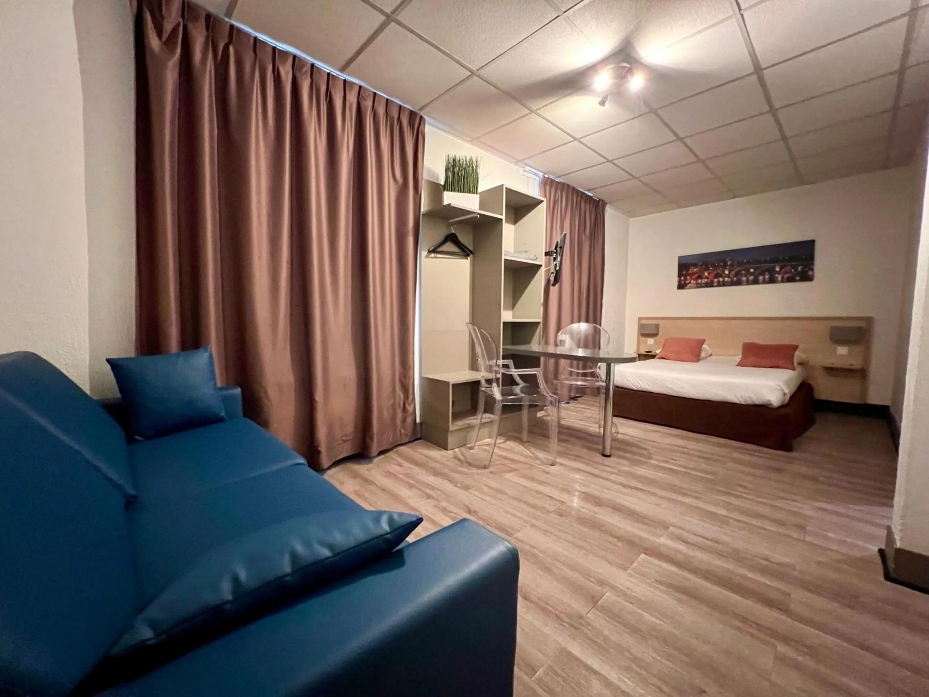 Bed in Hôtel Vol de Nuit Purpan