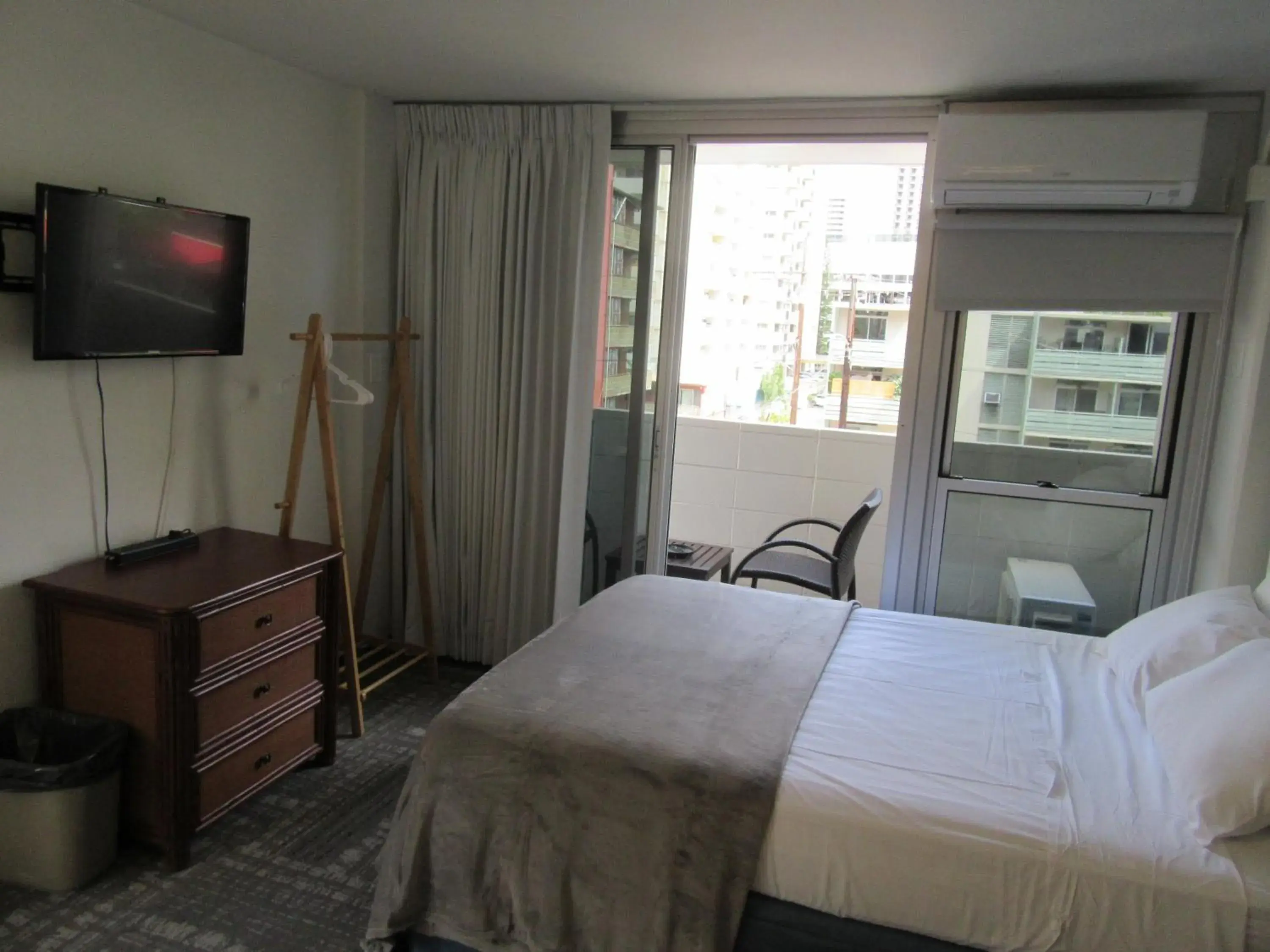 Queen Room with Balcony in Waikiki Central Hotel - No Resort Fees Queen Room with Balcony in Waikiki Central Hotel - No Resort Fees