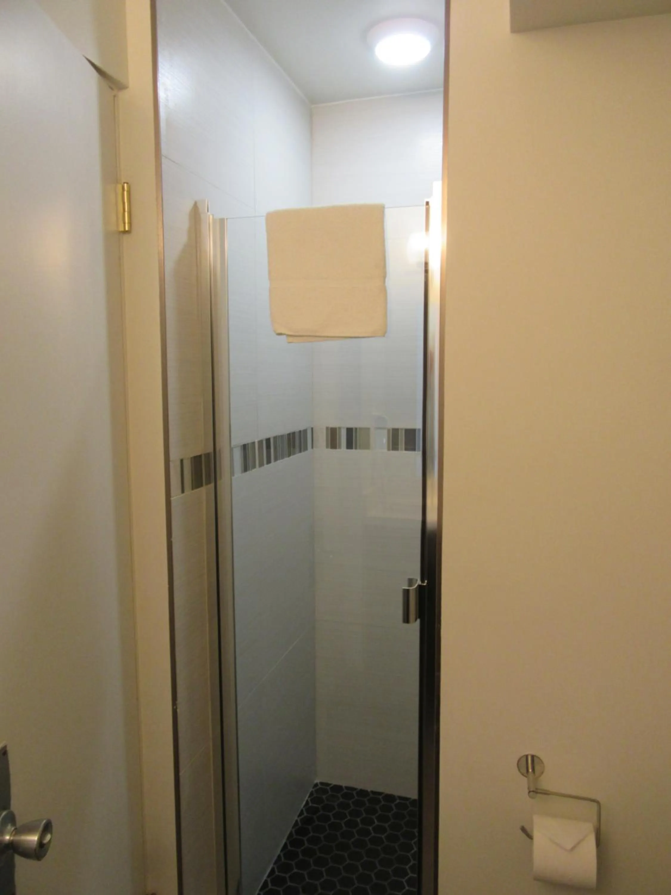Shower in Waikiki Central Hotel - No Resort Fees