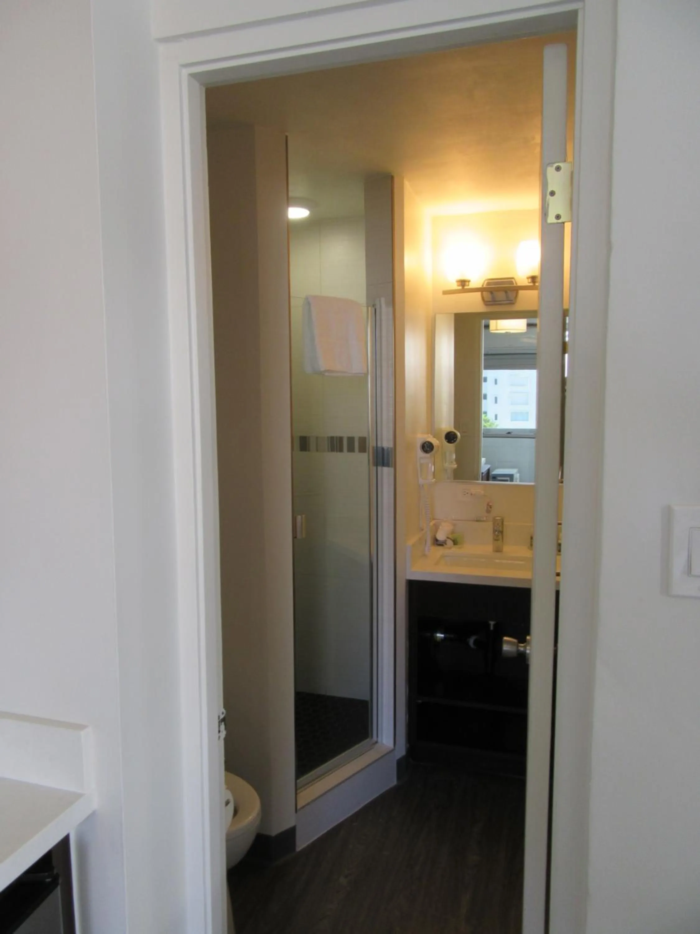 Waikiki Central Hotel - No Resort Fees