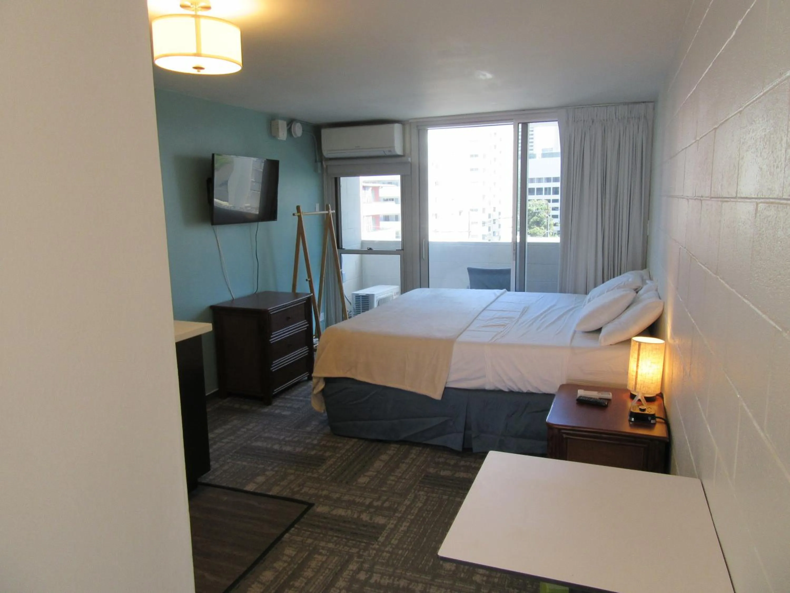 Bed in Waikiki Central Hotel - No Resort Fees