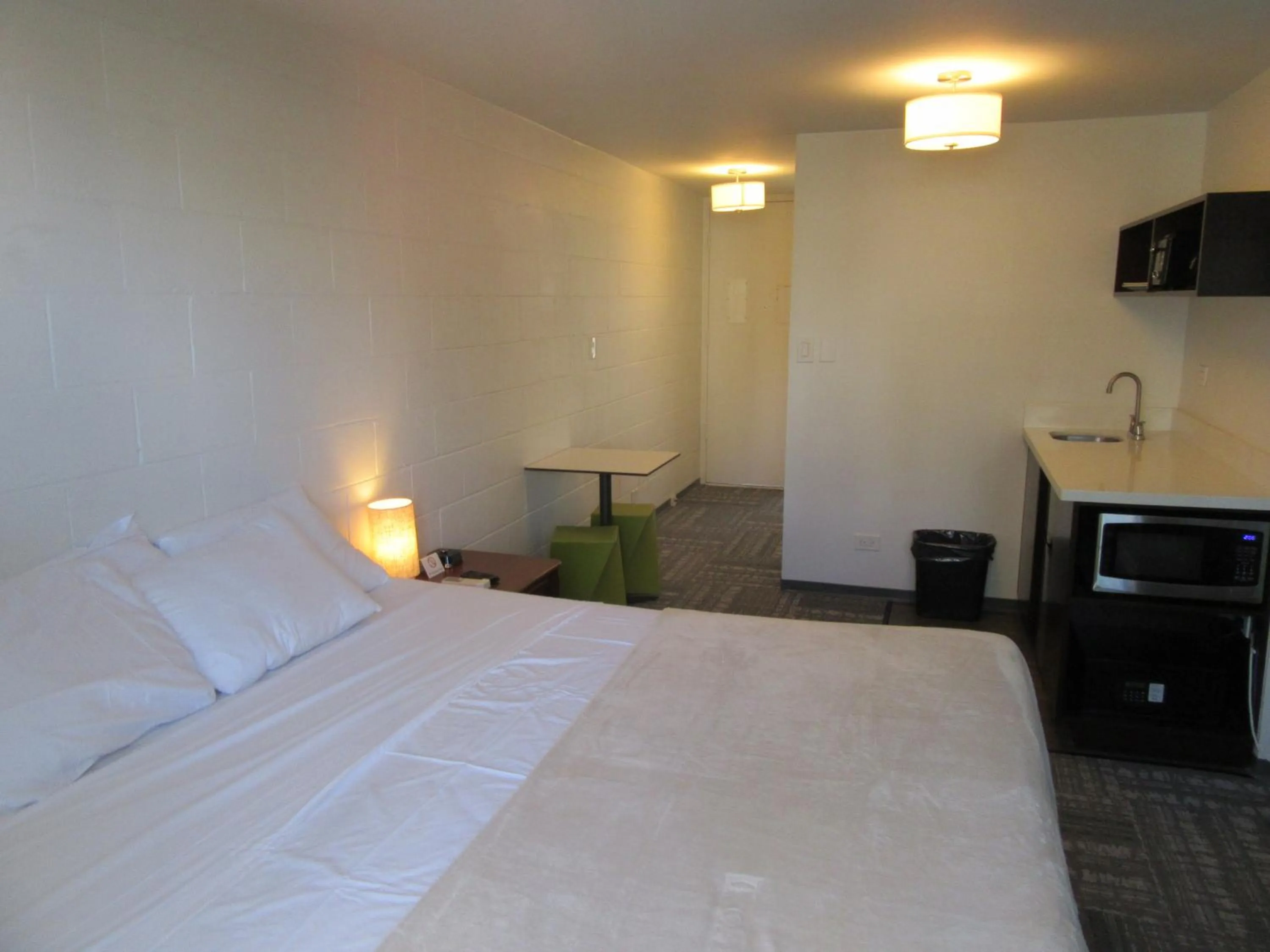 Bed in Waikiki Central Hotel - No Resort Fees