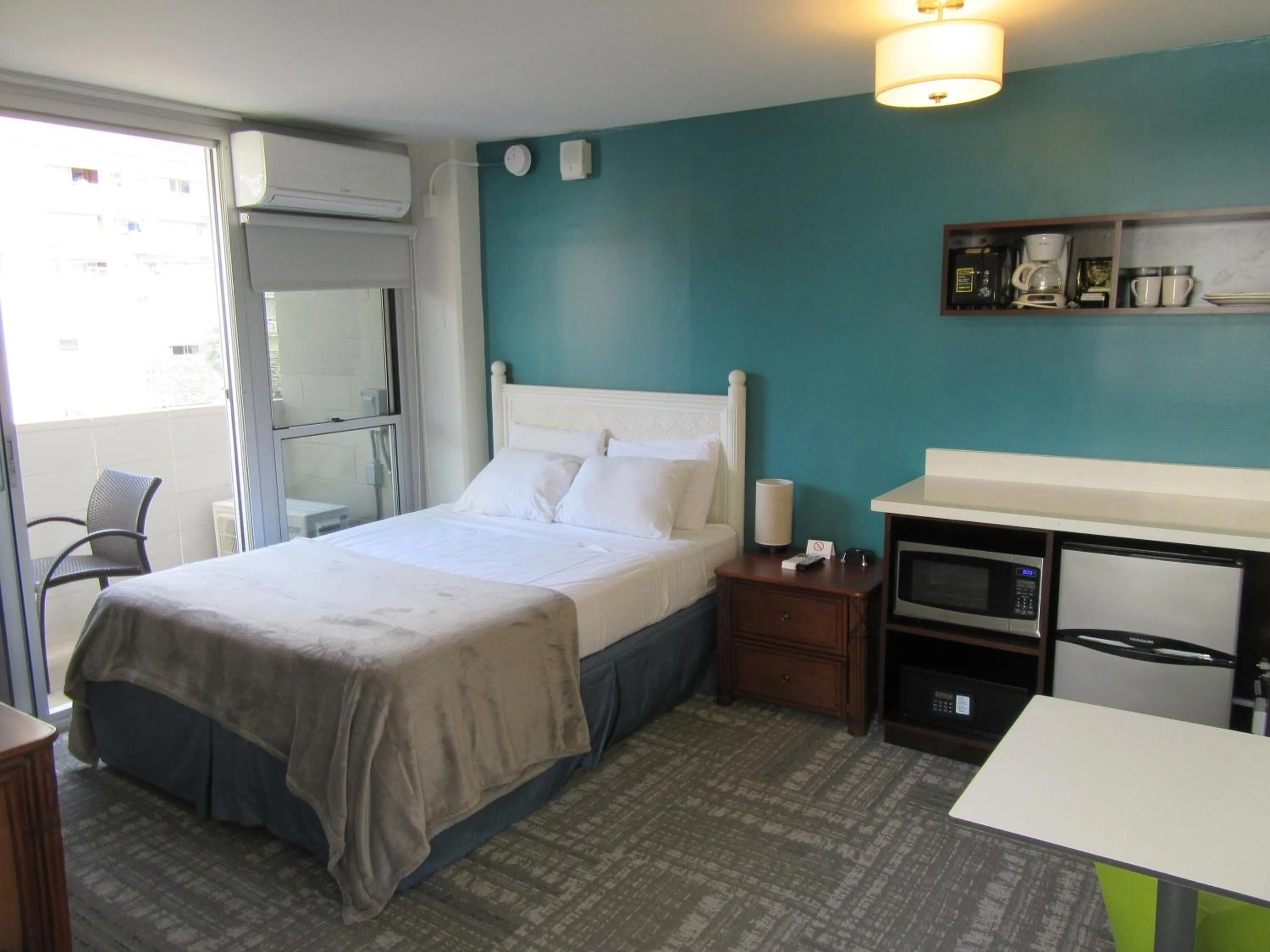 Bed in Waikiki Central Hotel - No Resort Fees