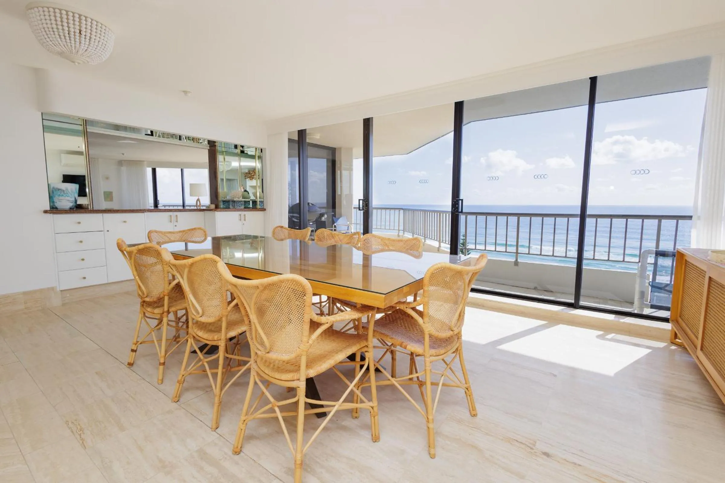 Living room in The Rocks Resort - Official