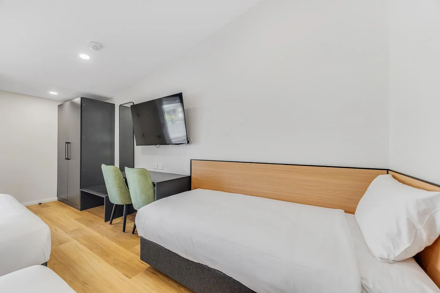 Bed in Parkview Motor Inn