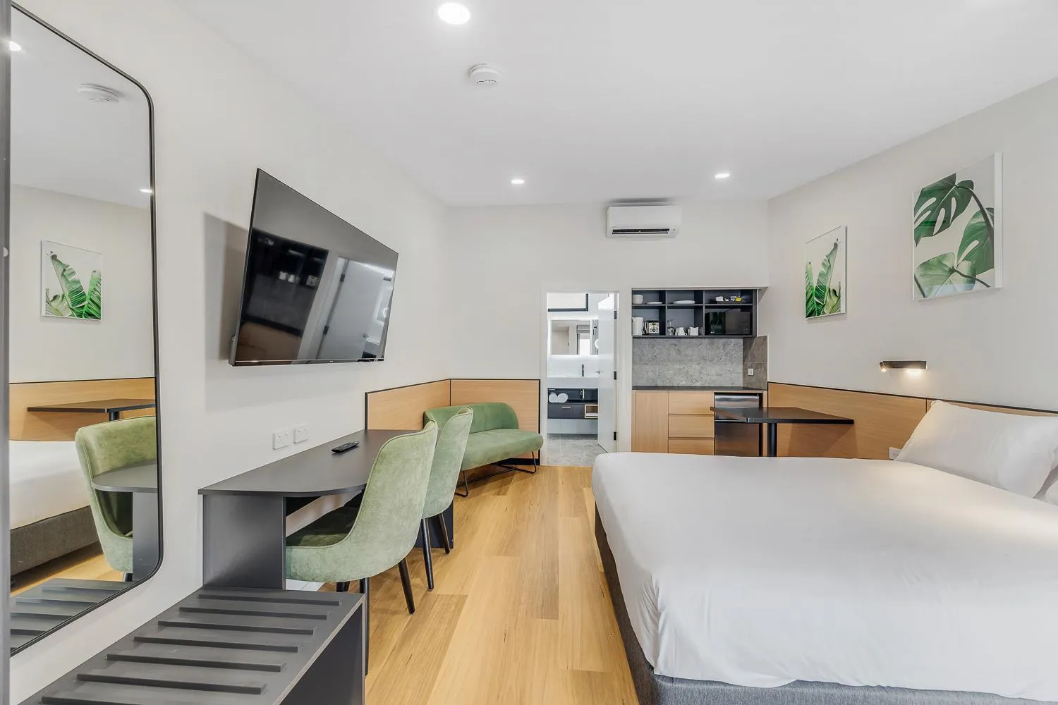 Bed in Parkview Motor Inn