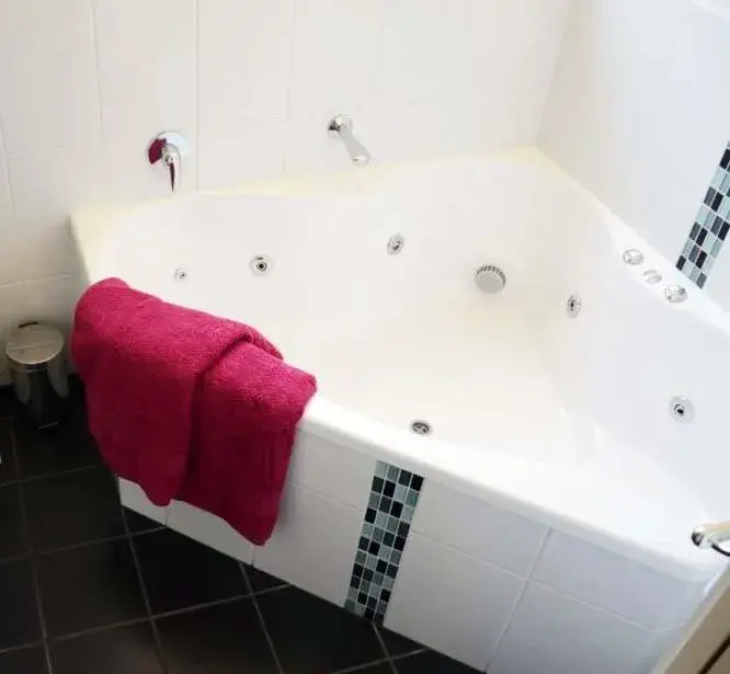 Bathroom in Oakey Motor Inn Bathroom in Oakey Motor Inn