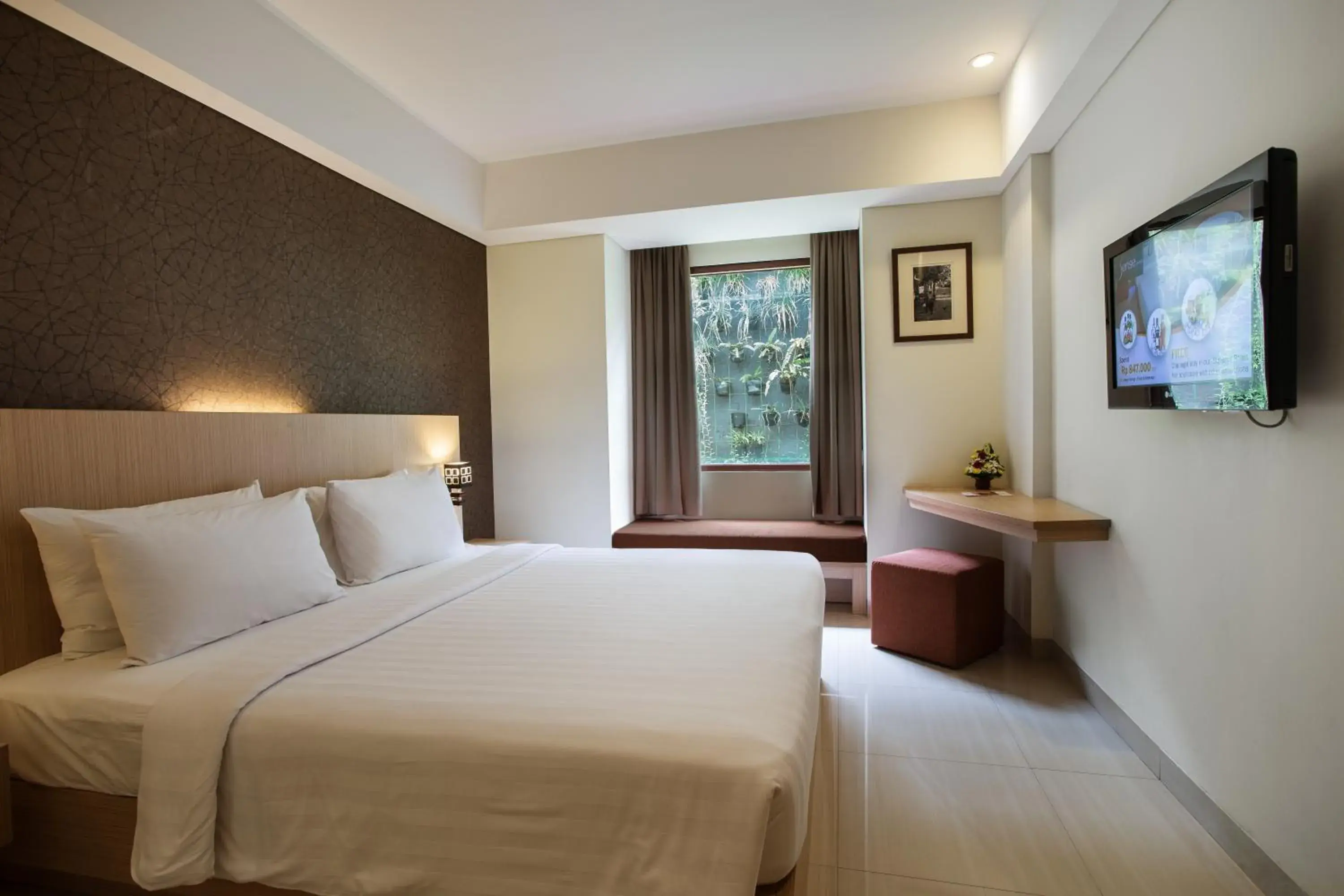 Garden view, Bed in Sense Sunset Hotel Seminyak Garden view, Bed in Sense Sunset Hotel Seminyak