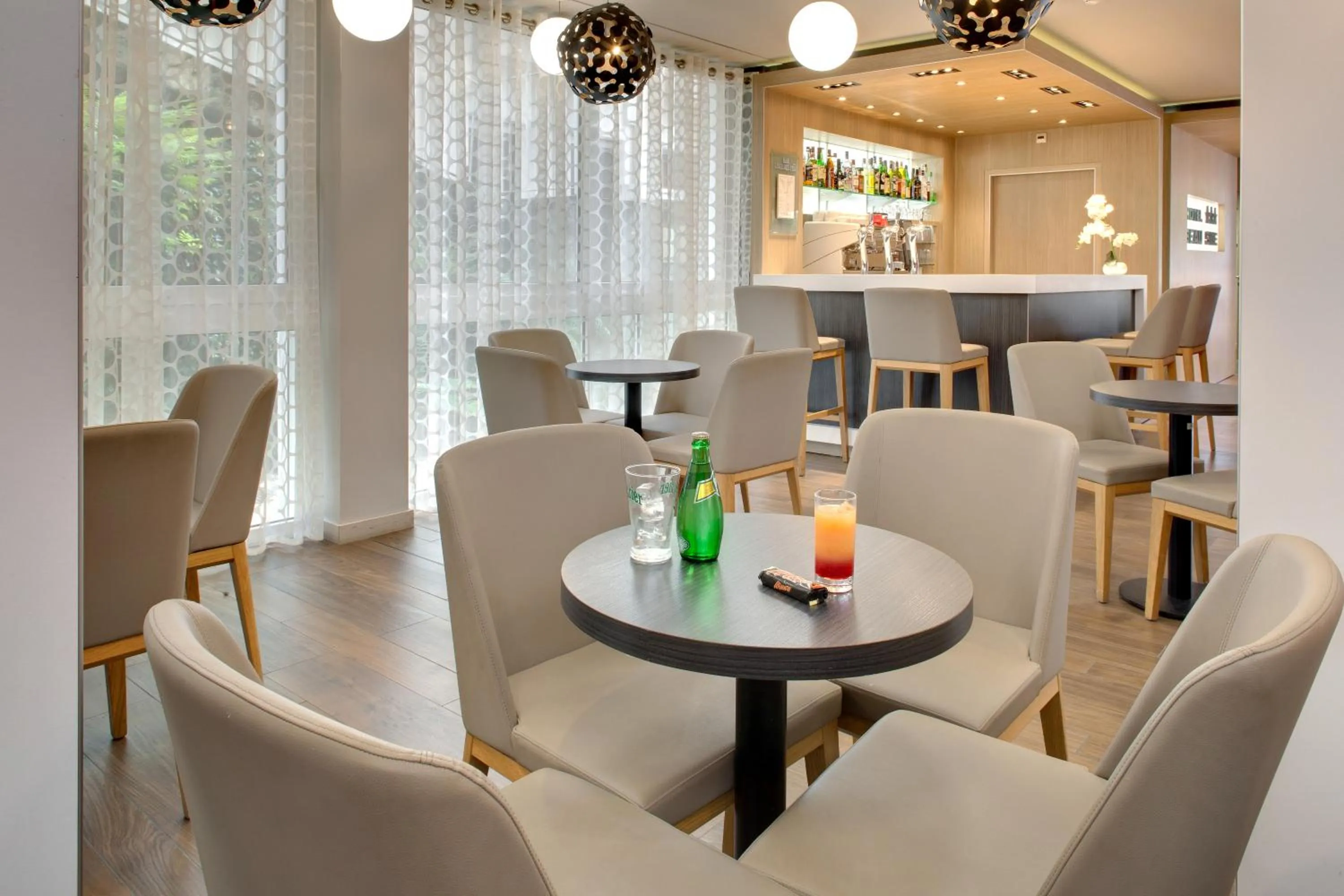 Communal lounge/ TV room in Hôtel Beau Site