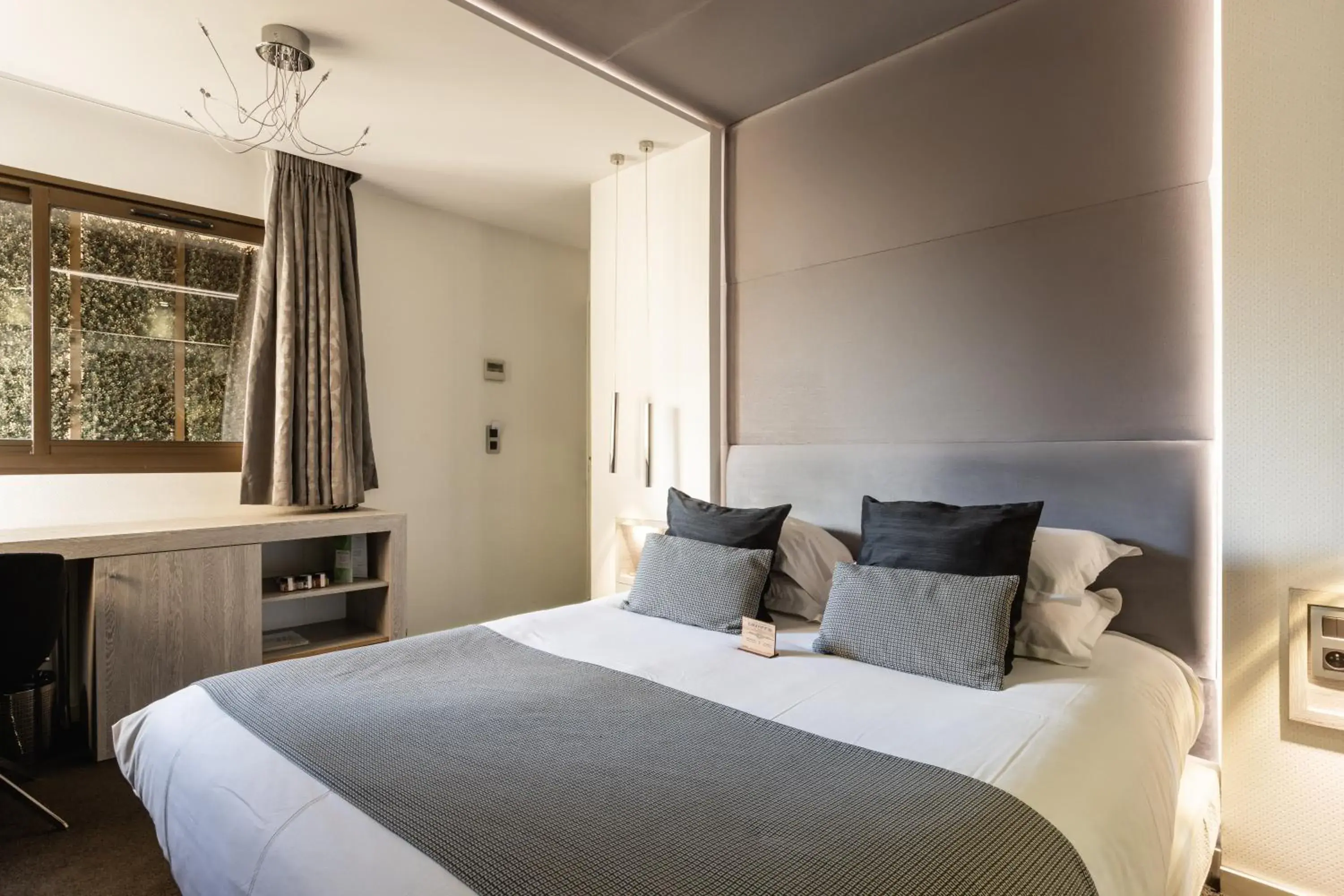 Bed in Cézanne Hôtel Bed in Cézanne Hôtel