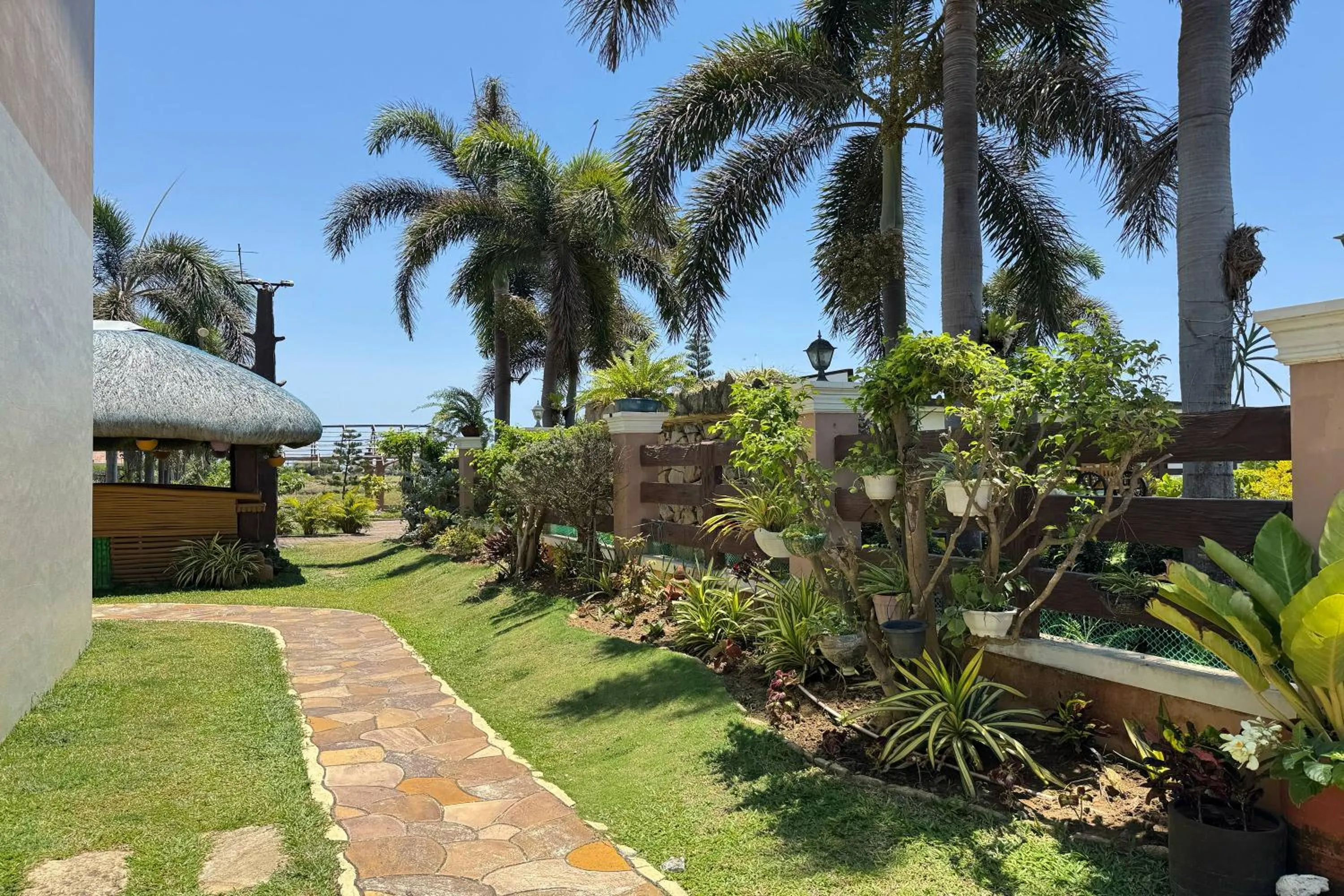 Garden in OveMar Resort Hotel near Vigan
