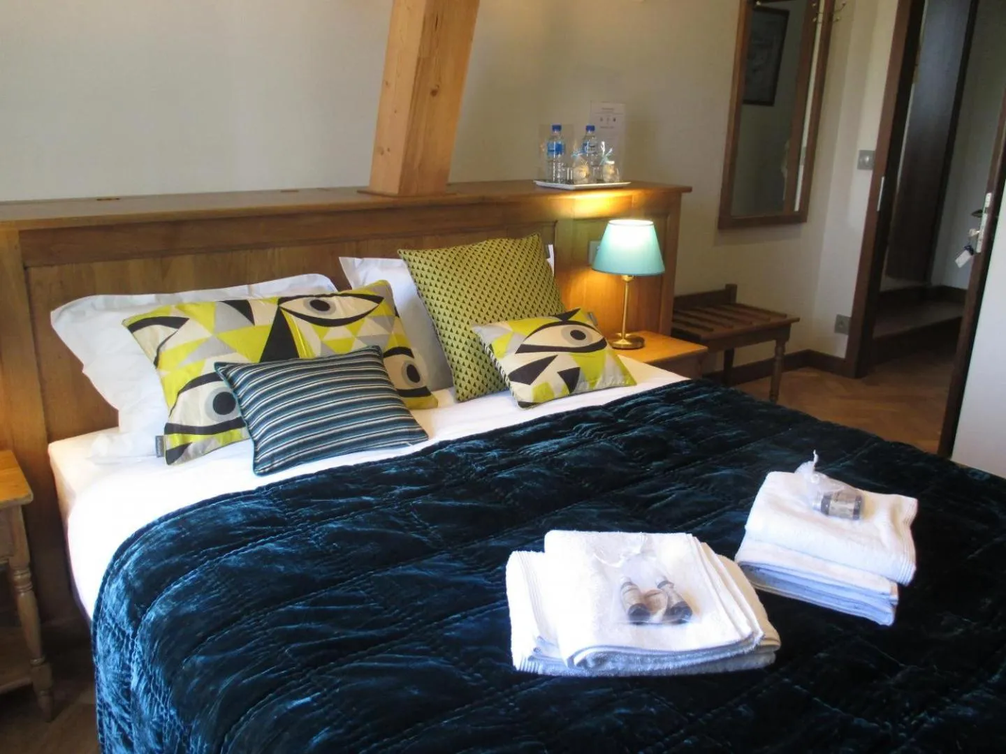 Photo of the whole room, Bed in LA CHARMERAIE