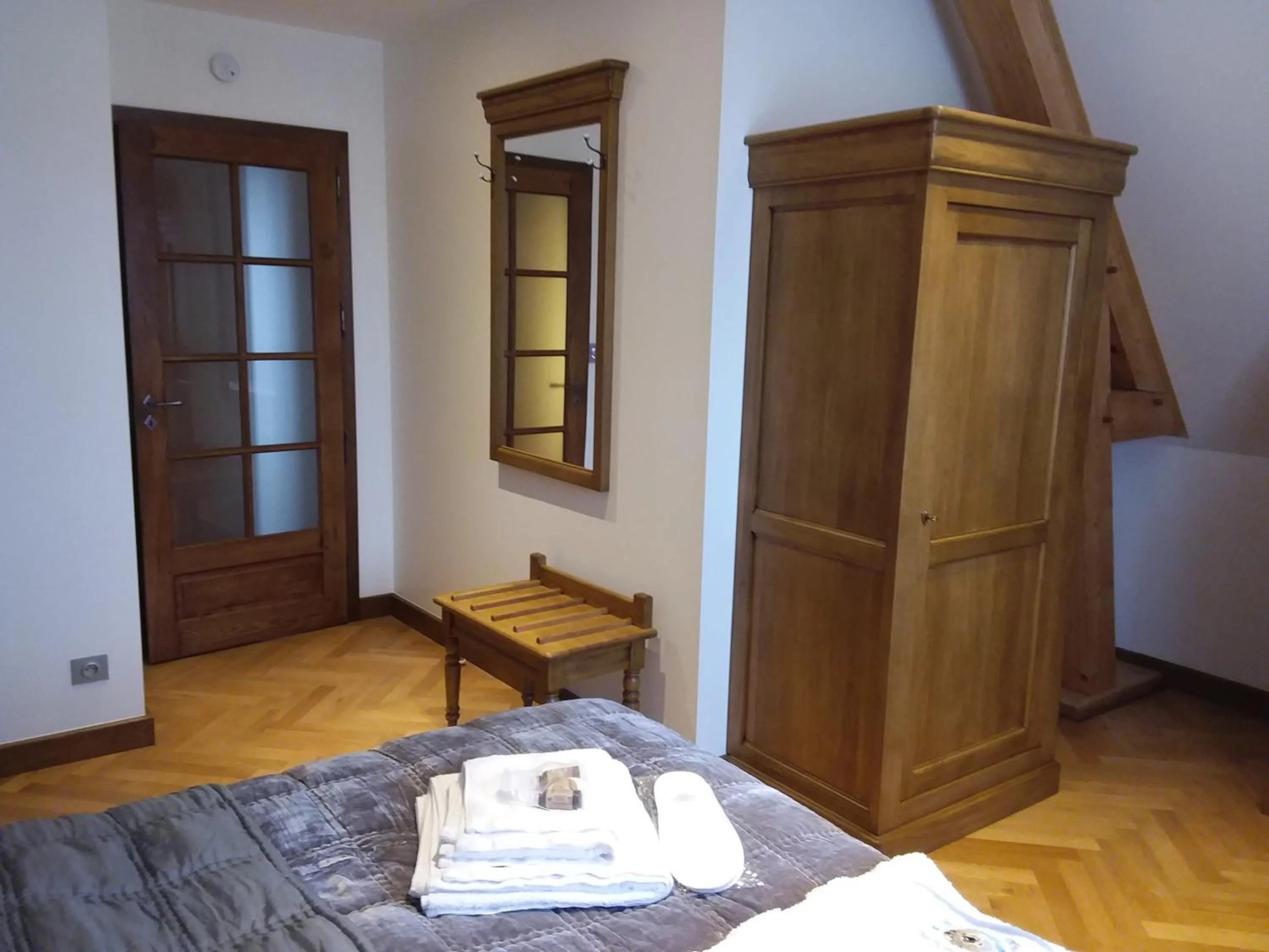 Photo of the whole room, Bed in LA CHARMERAIE