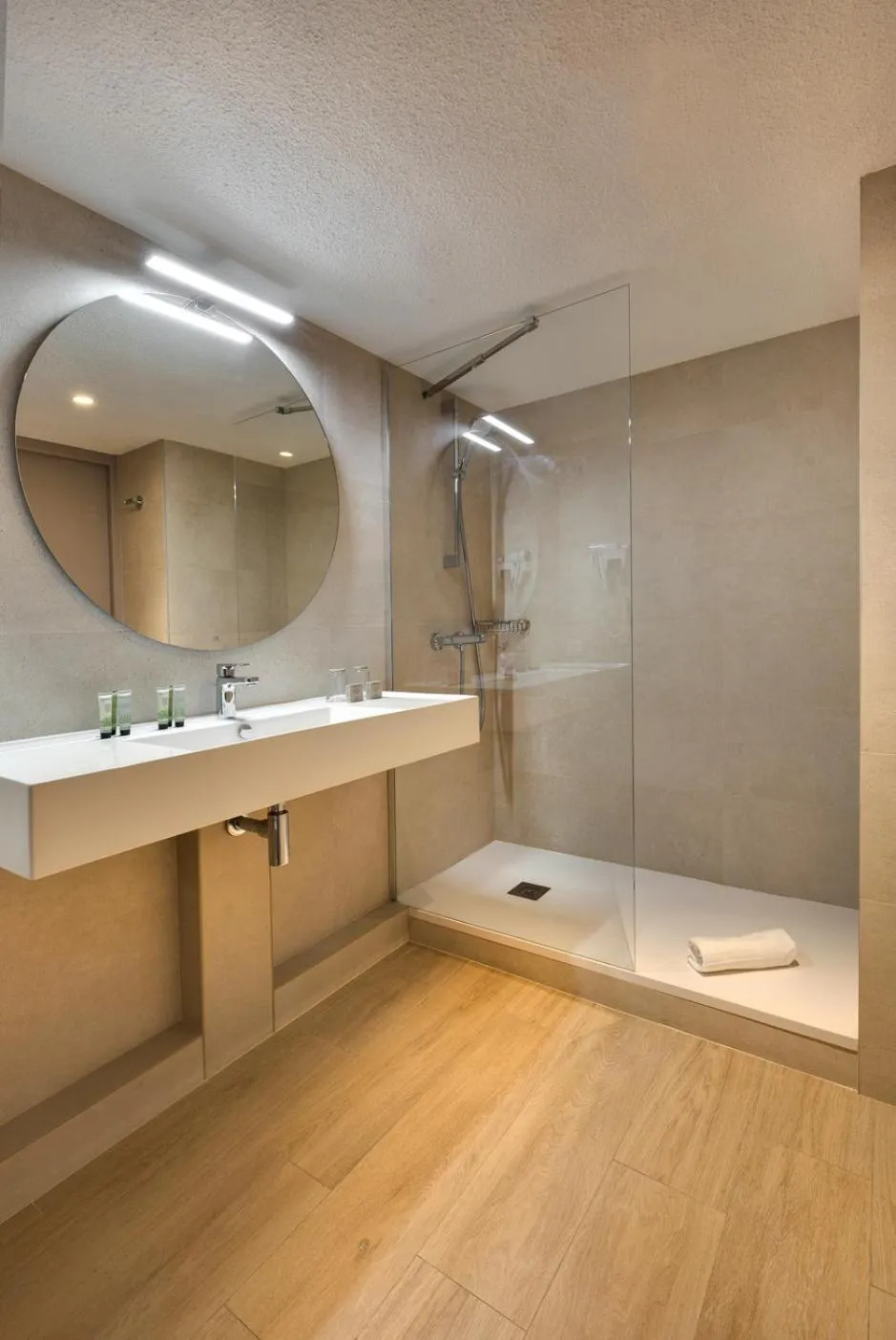Bathroom in Hôtel Le Méditerranée