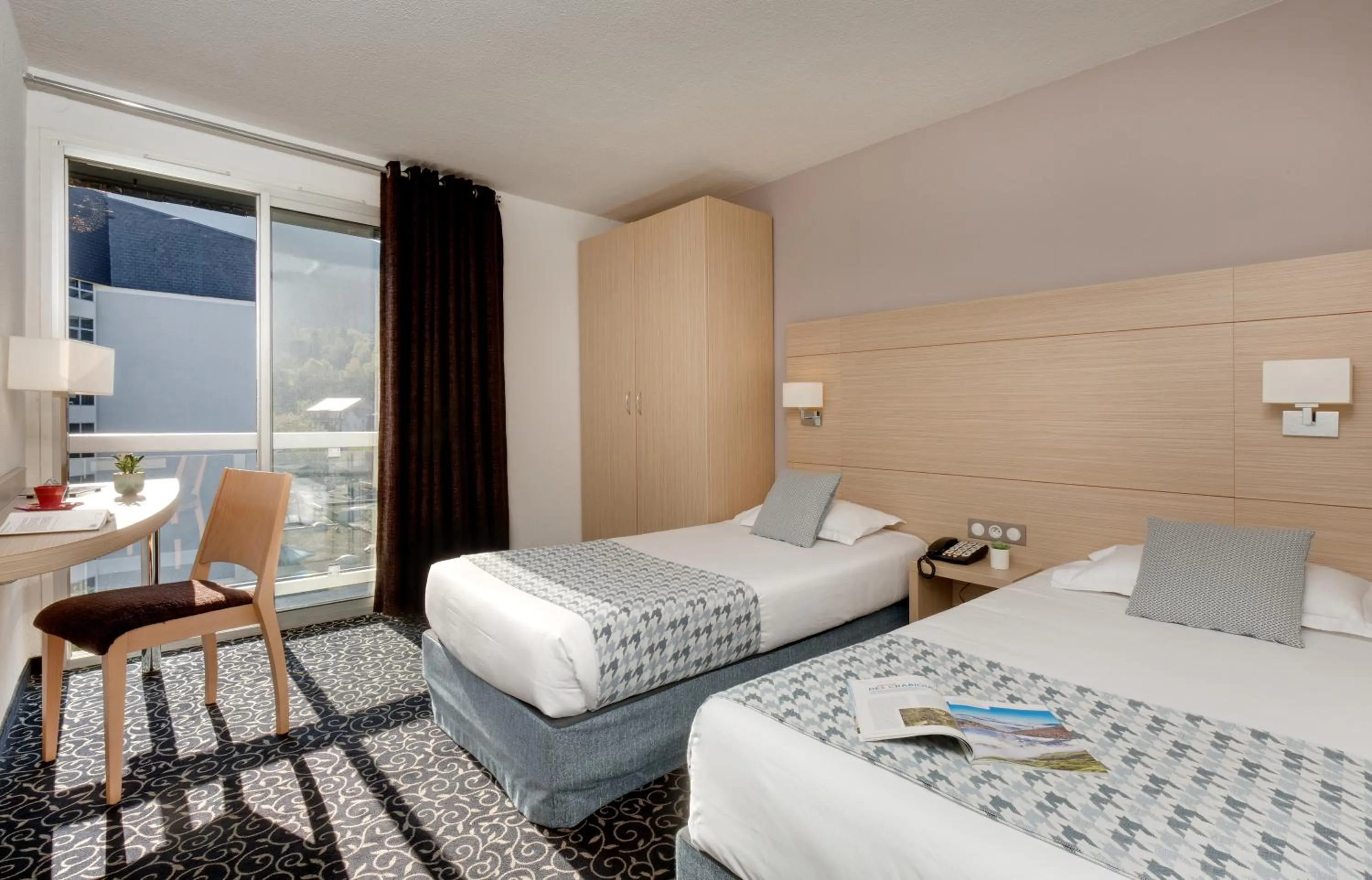 Twin Room in Hôtel Le Méditerranée