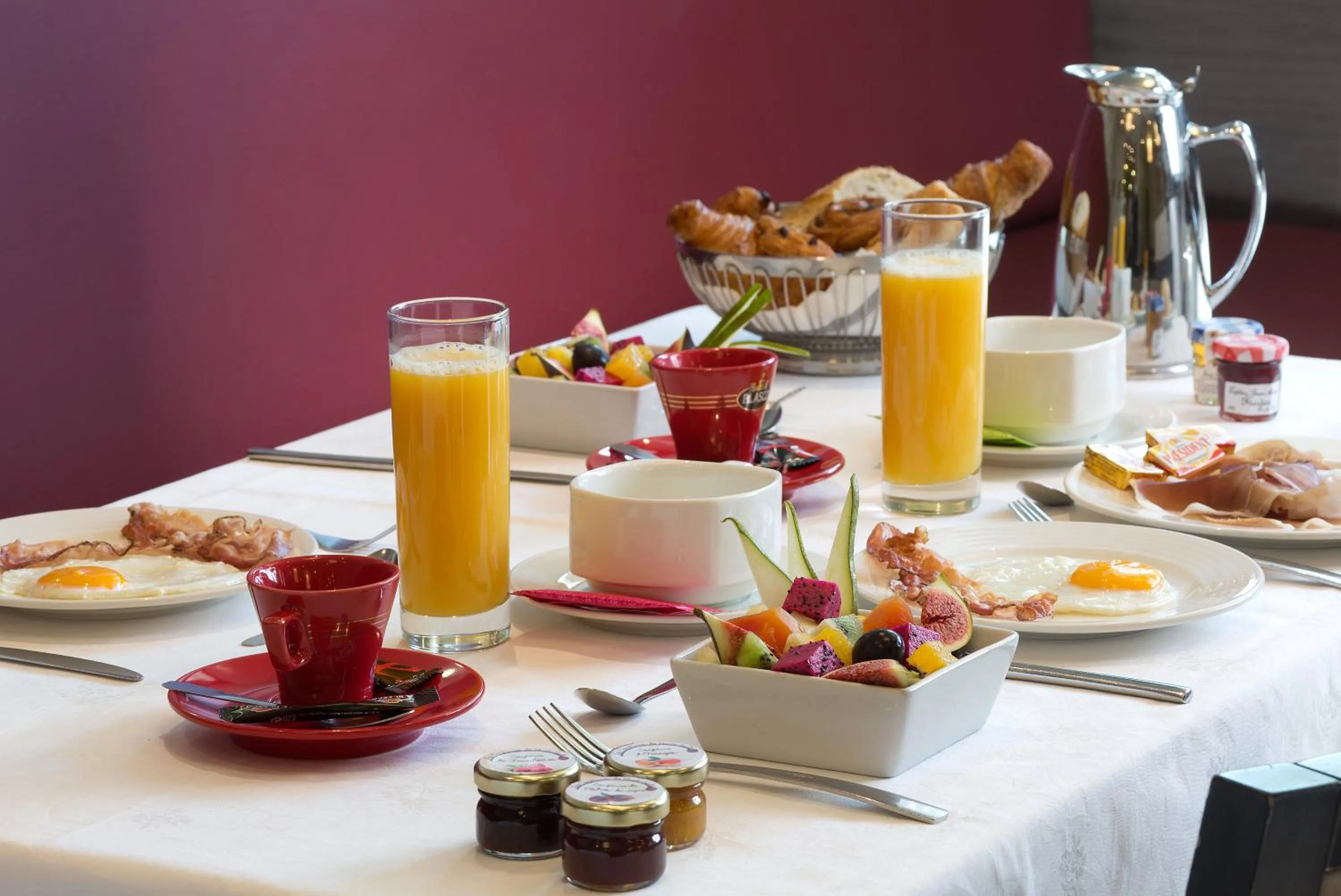 Breakfast in Hôtel Le Méditerranée