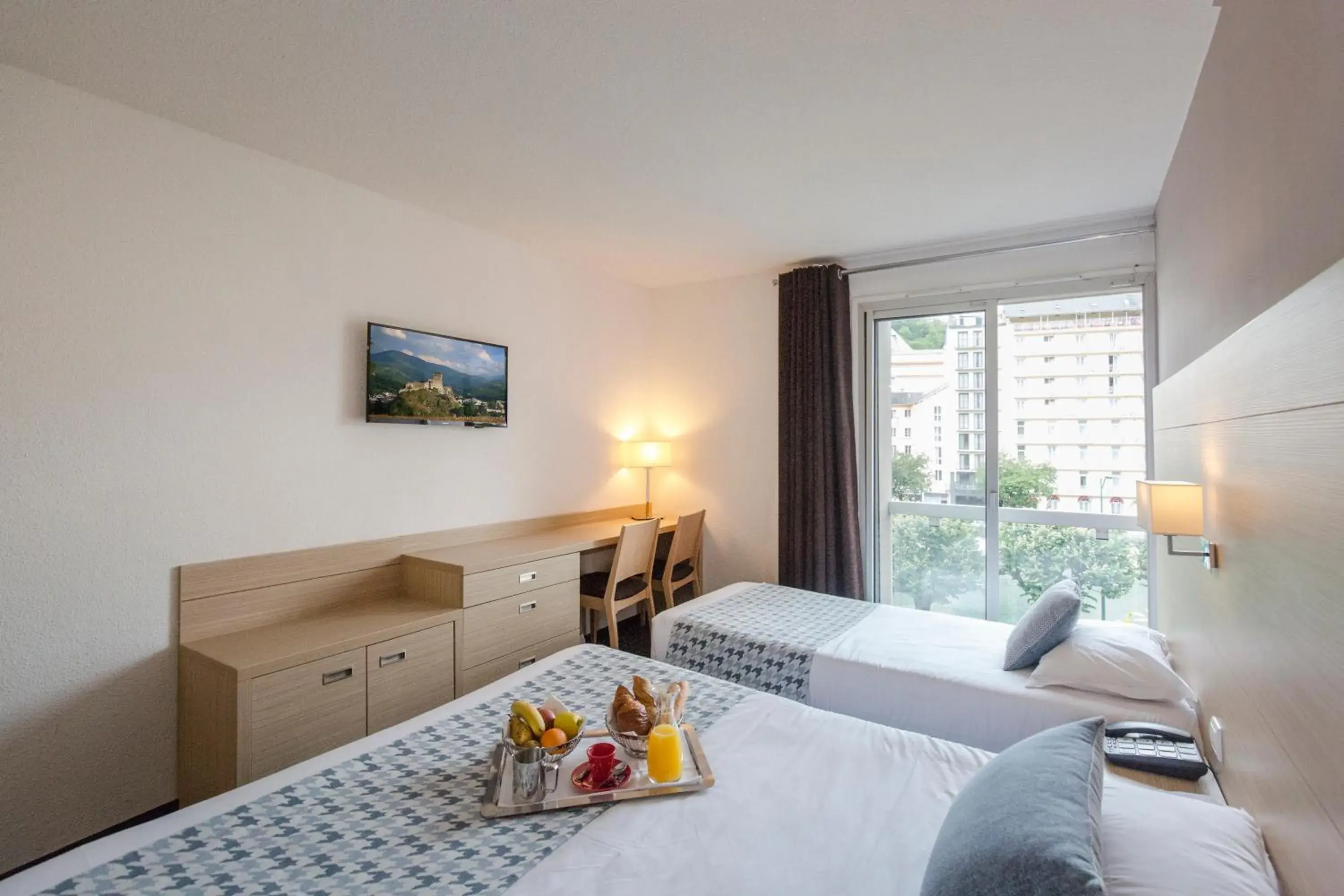 Classic Triple Room in Hôtel Le Méditerranée Classic Triple Room in Hôtel Le Méditerranée