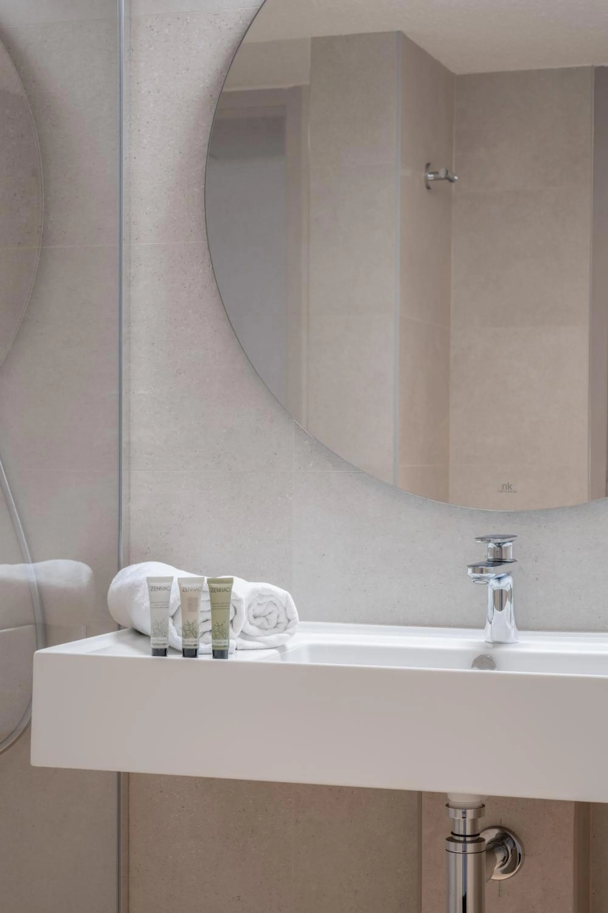 Bathroom in Hôtel Le Méditerranée