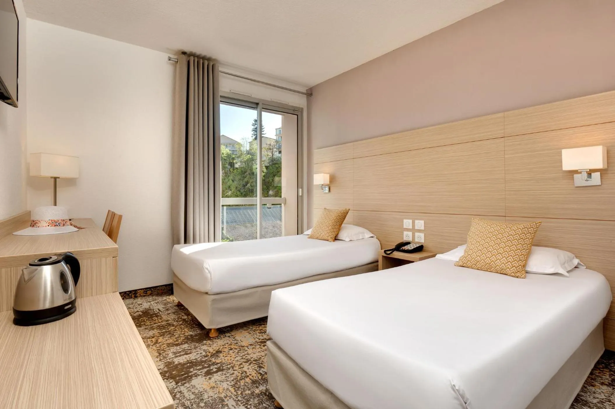 Bedroom, Bed in Hôtel Le Méditerranée