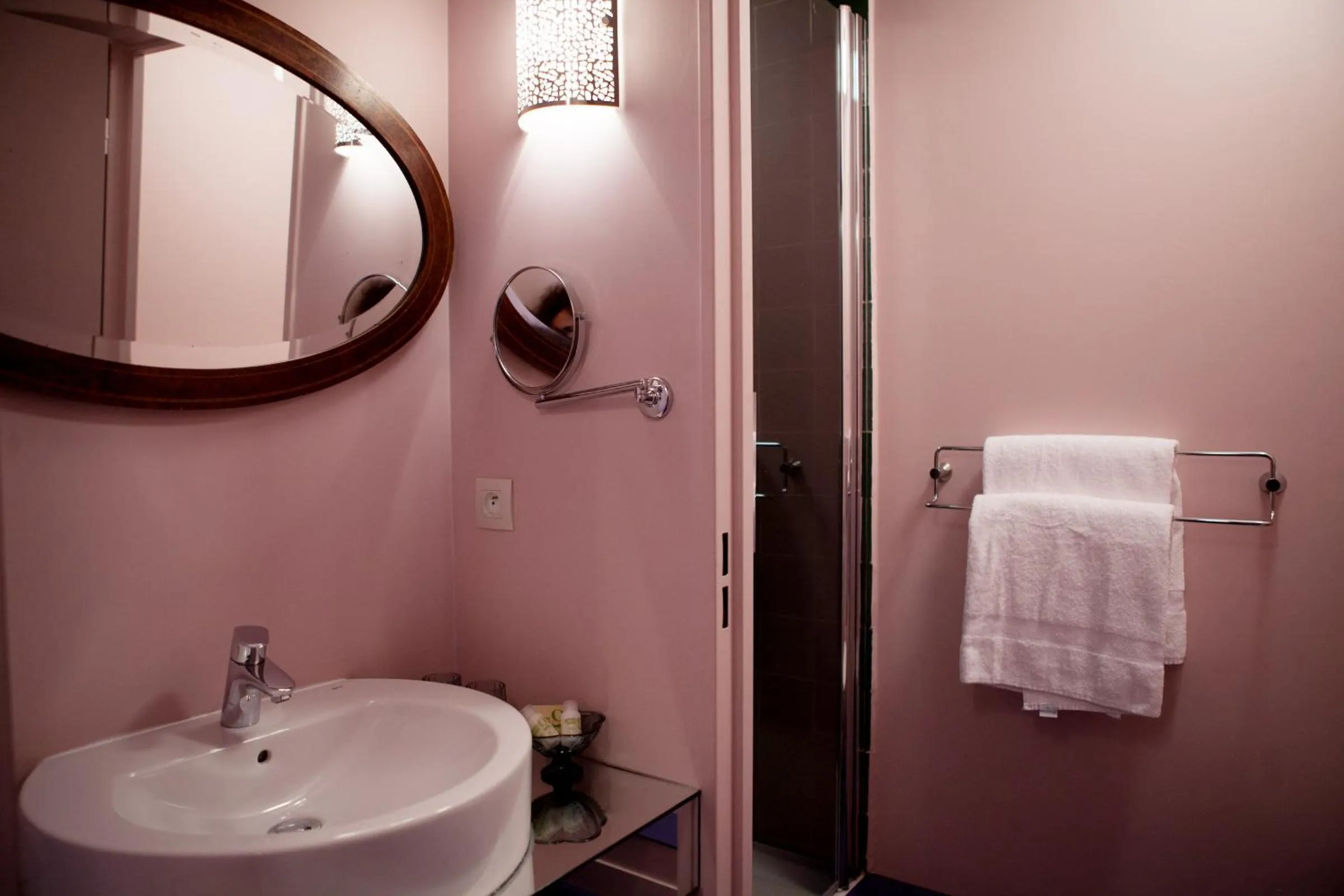 Bathroom in Hôtel Edgar & Achille