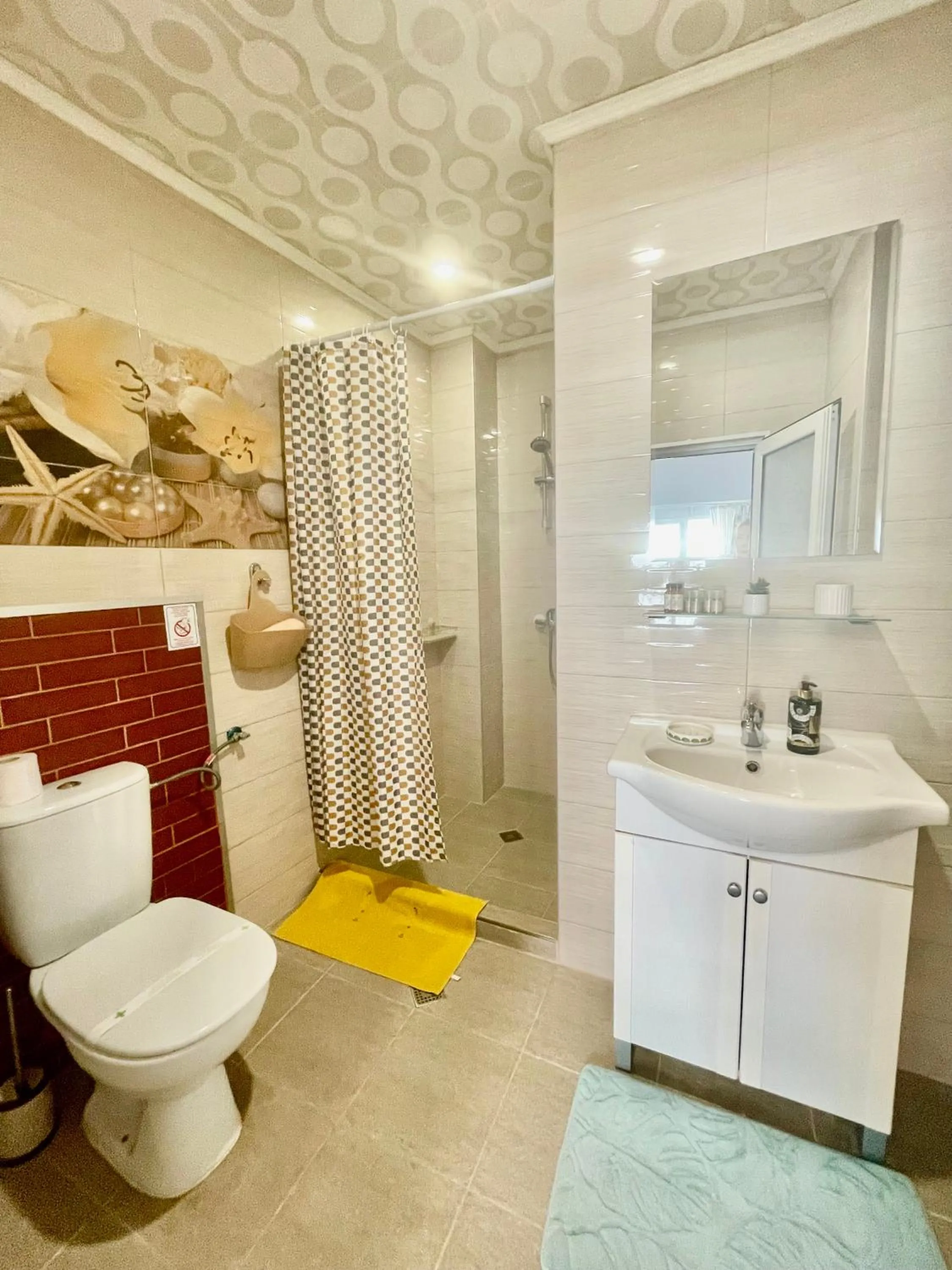 Shower in White Rose Guest Rooms