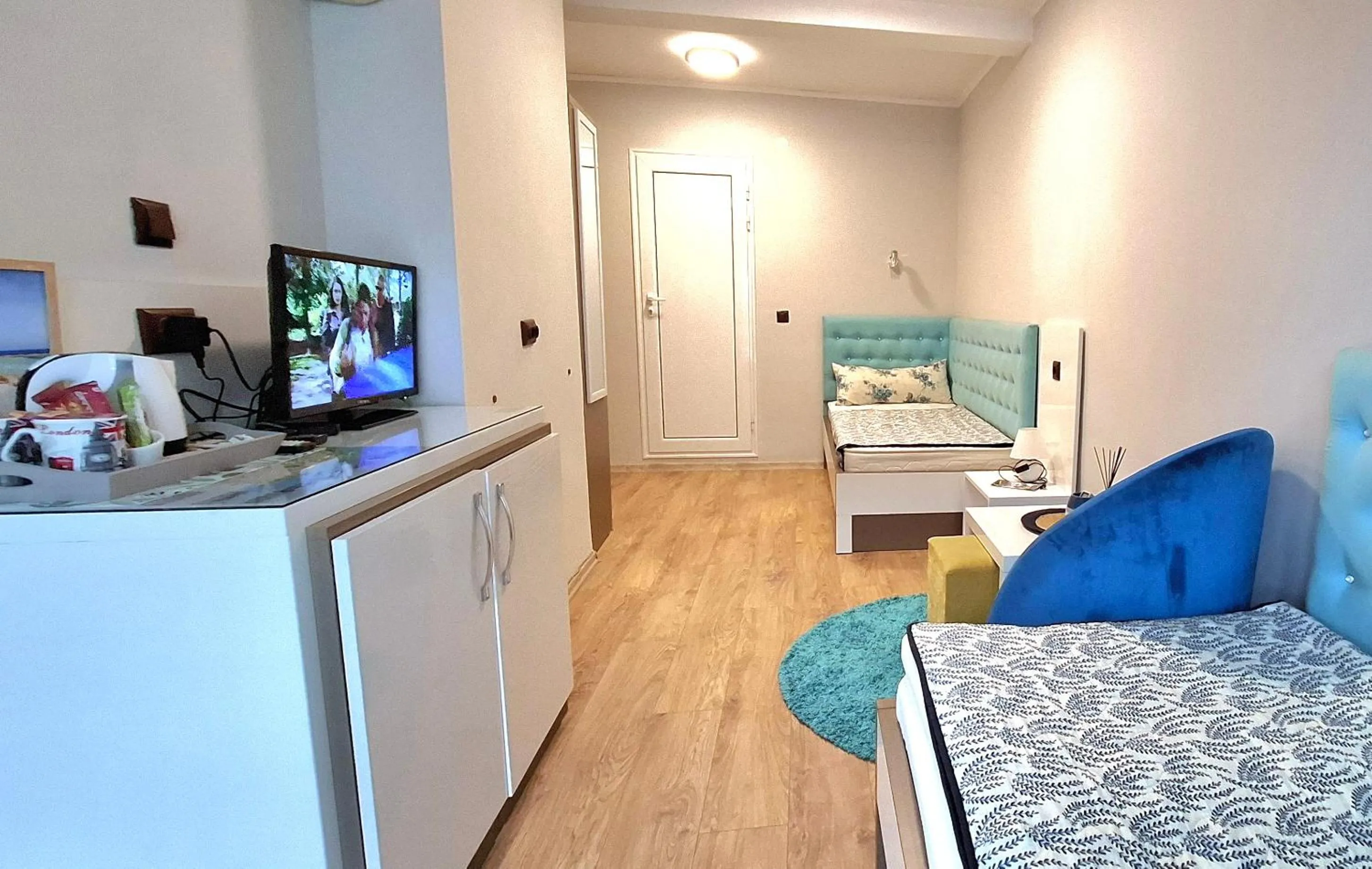 Coffee/tea facilities, Bed in White Rose Guest Rooms