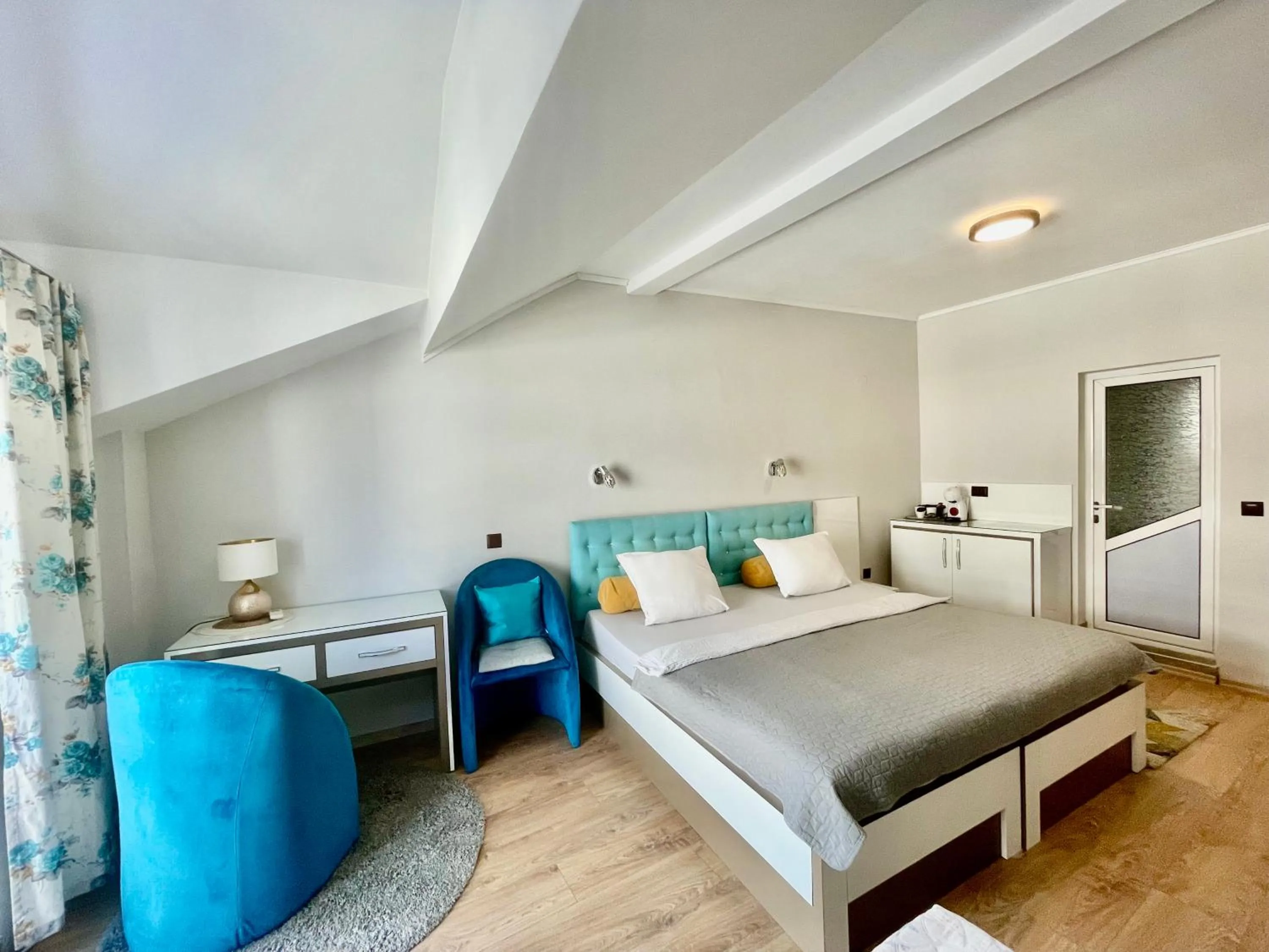 Coffee/tea facilities, Bed in White Rose Guest Rooms