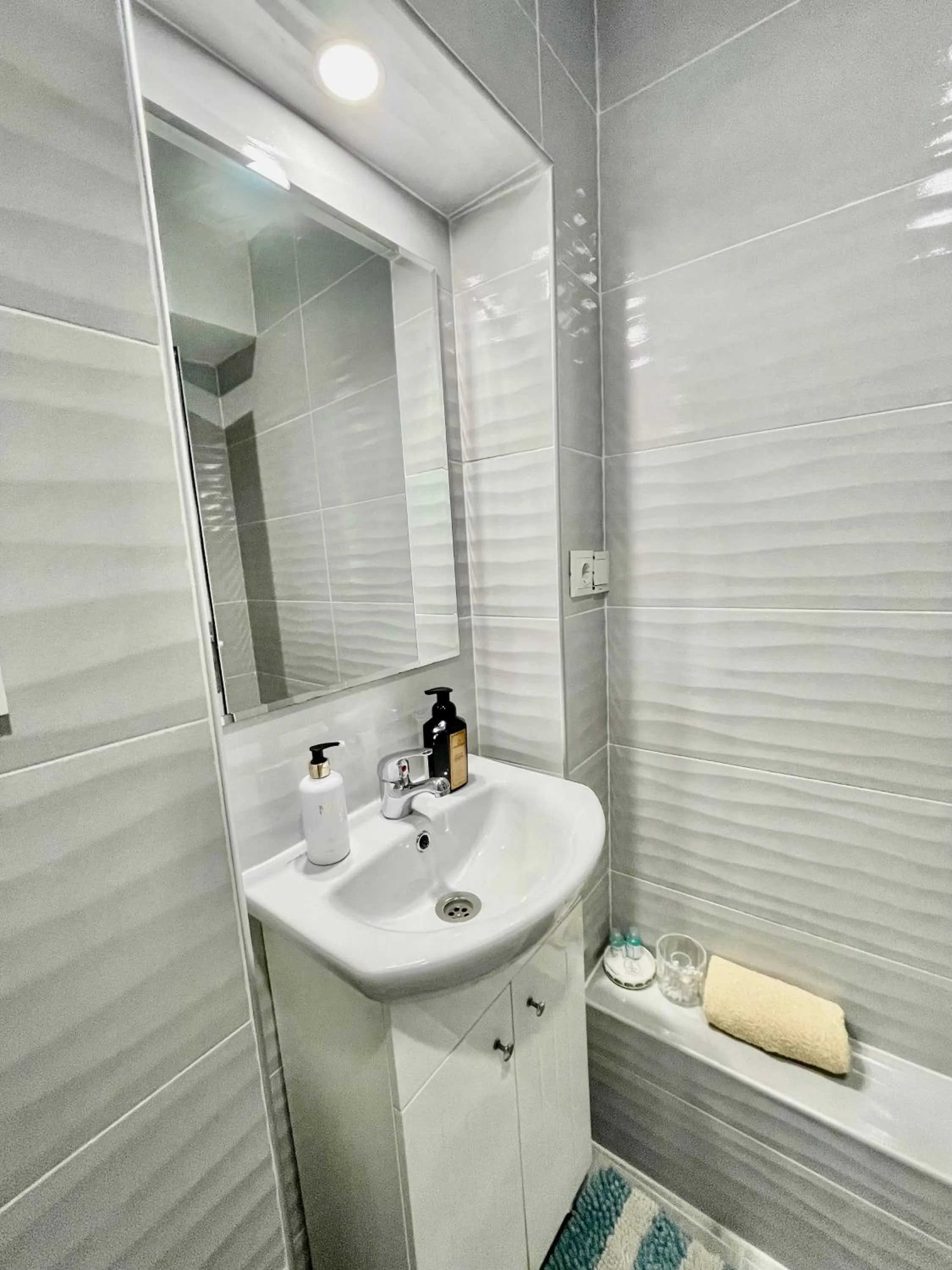 Shower in White Rose Guest Rooms