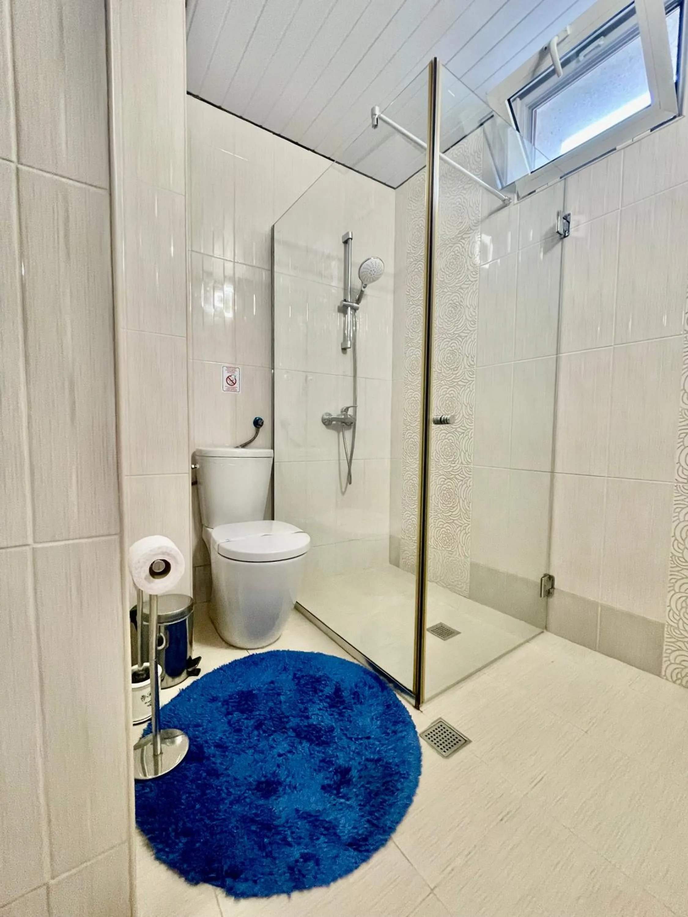 Shower in White Rose Guest Rooms