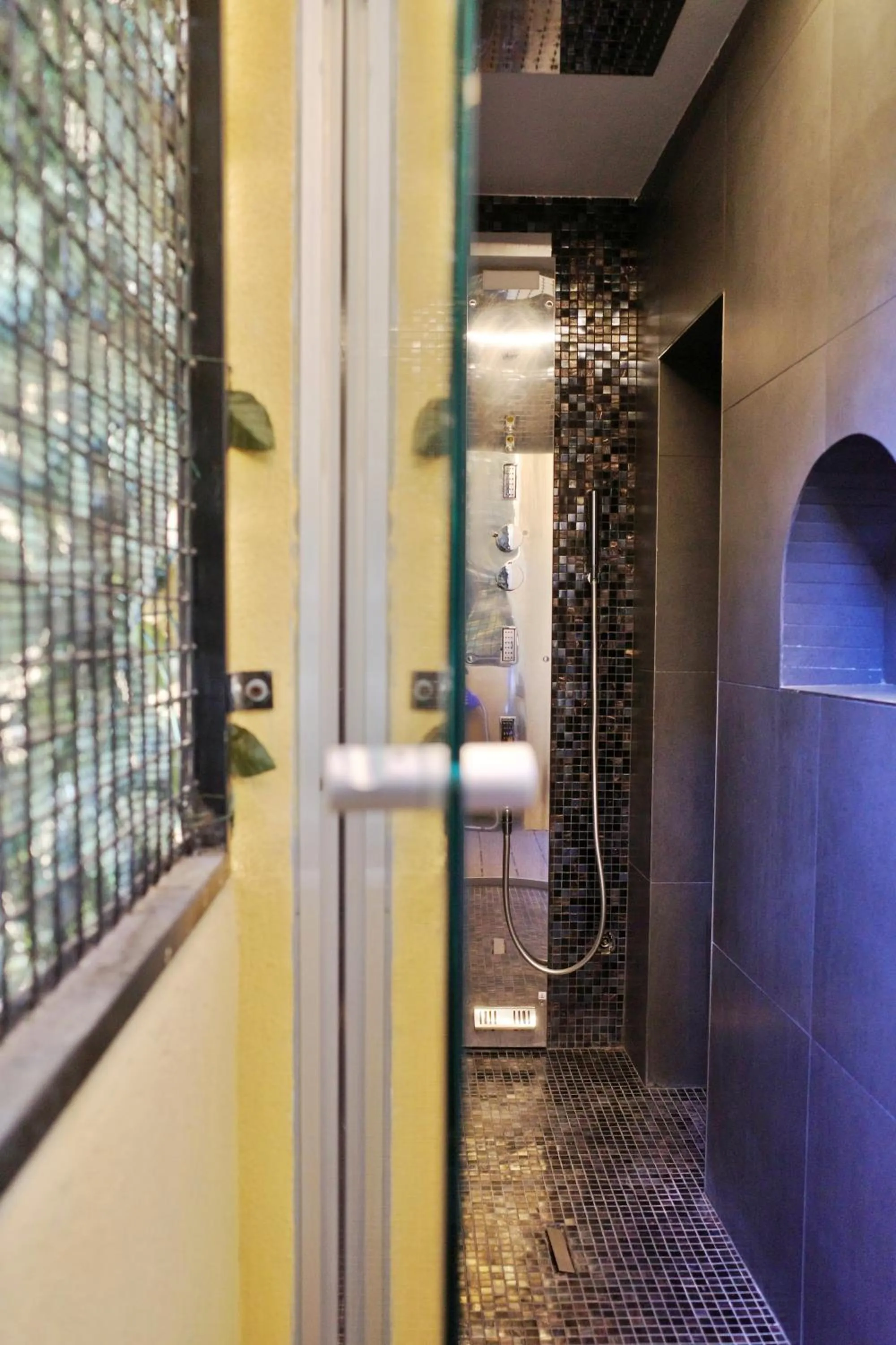 Shower in PORTA NUOVA SUITES