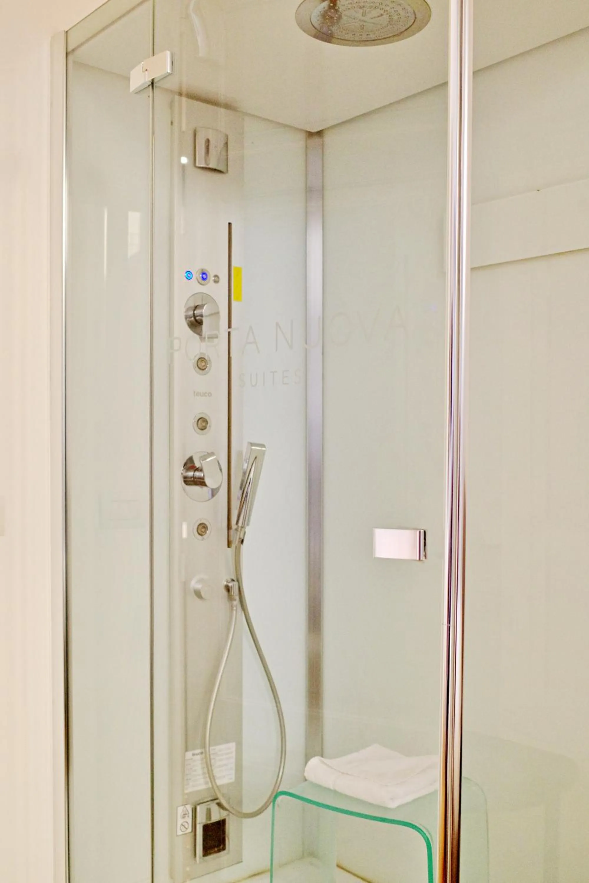 Shower in PORTA NUOVA SUITES