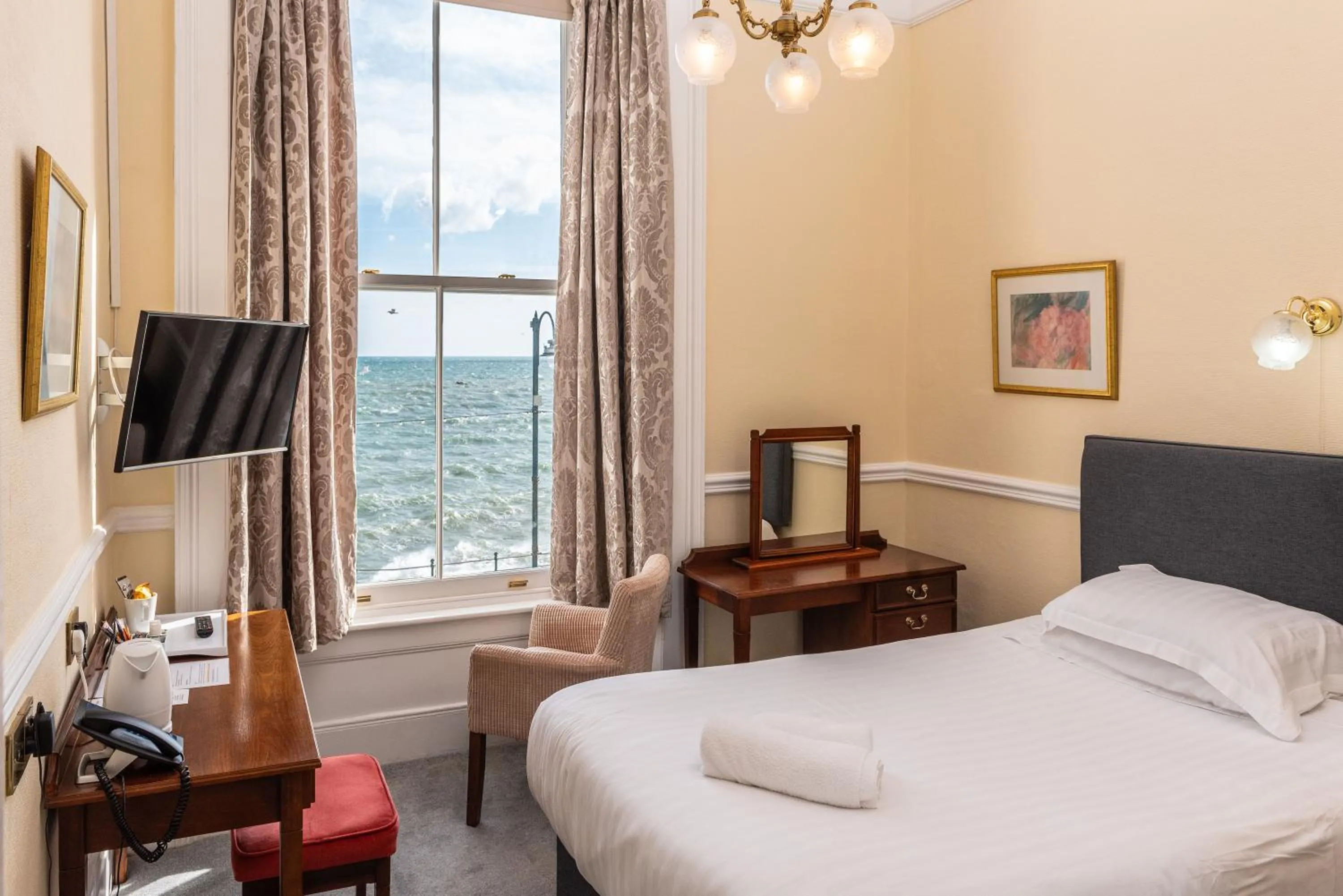 Bed in The Queens Hotel