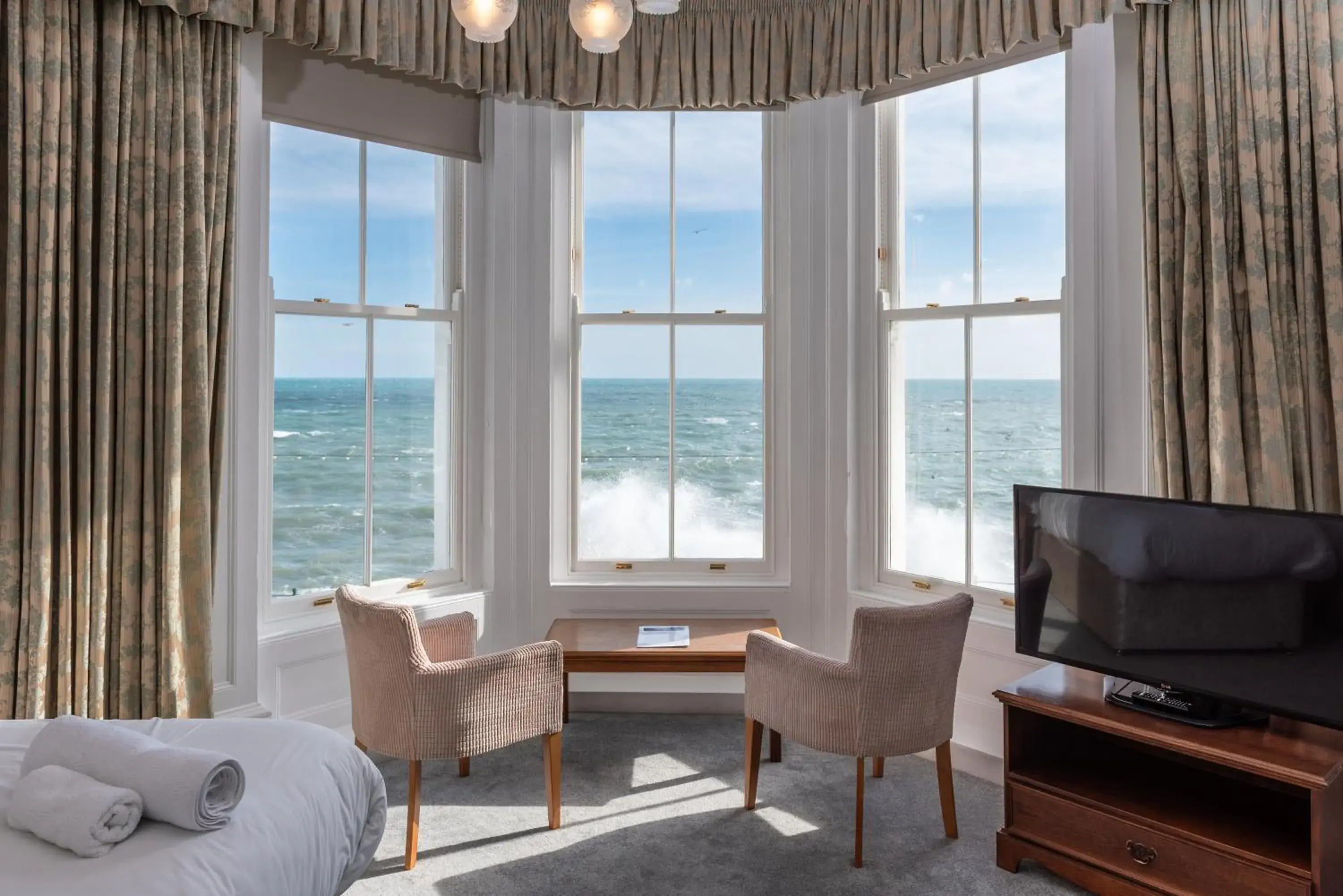 Twin Room with Sea View in The Queens Hotel Twin Room with Sea View in The Queens Hotel