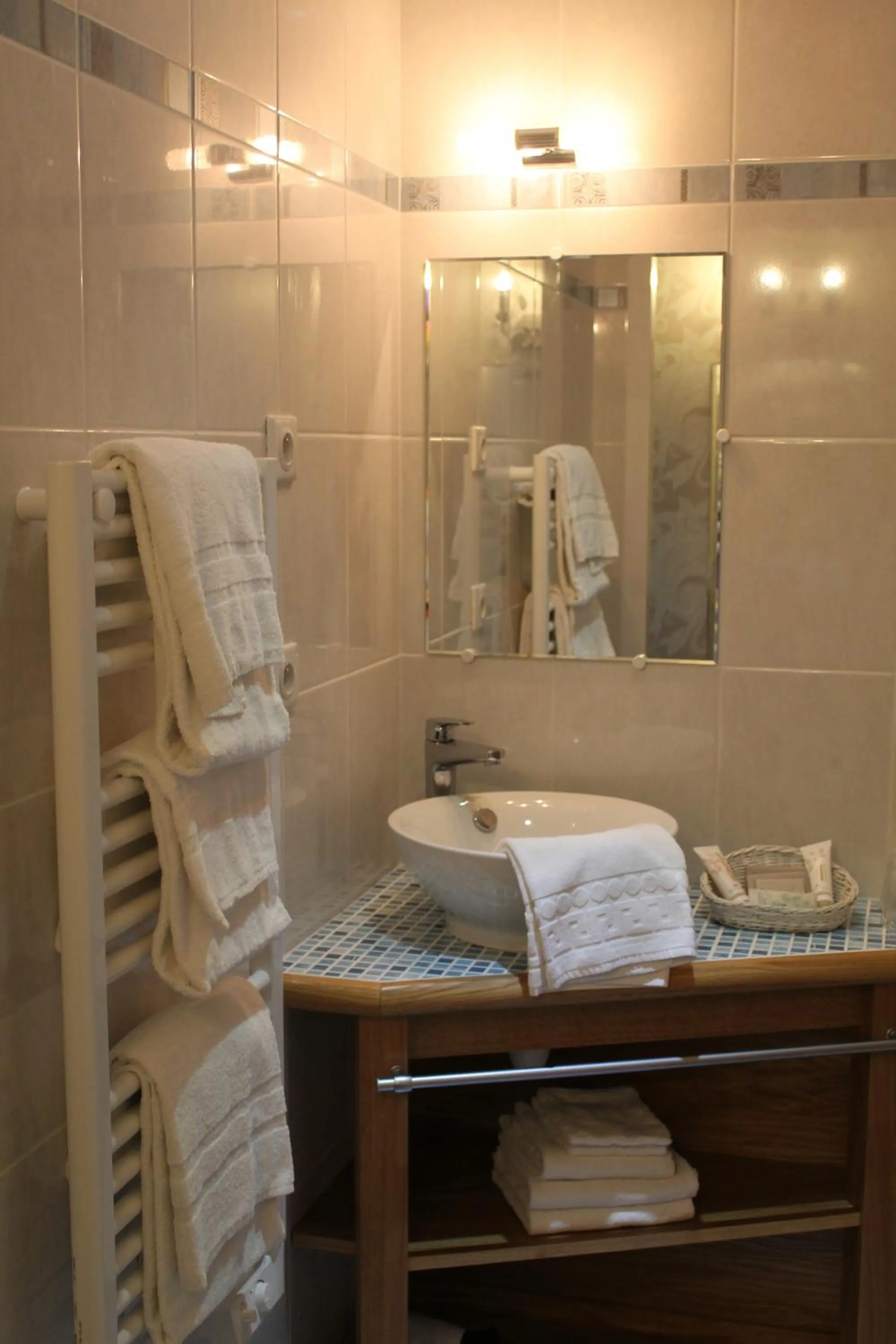 Bathroom in Manoir de la Roche Torin, The Originals Relais