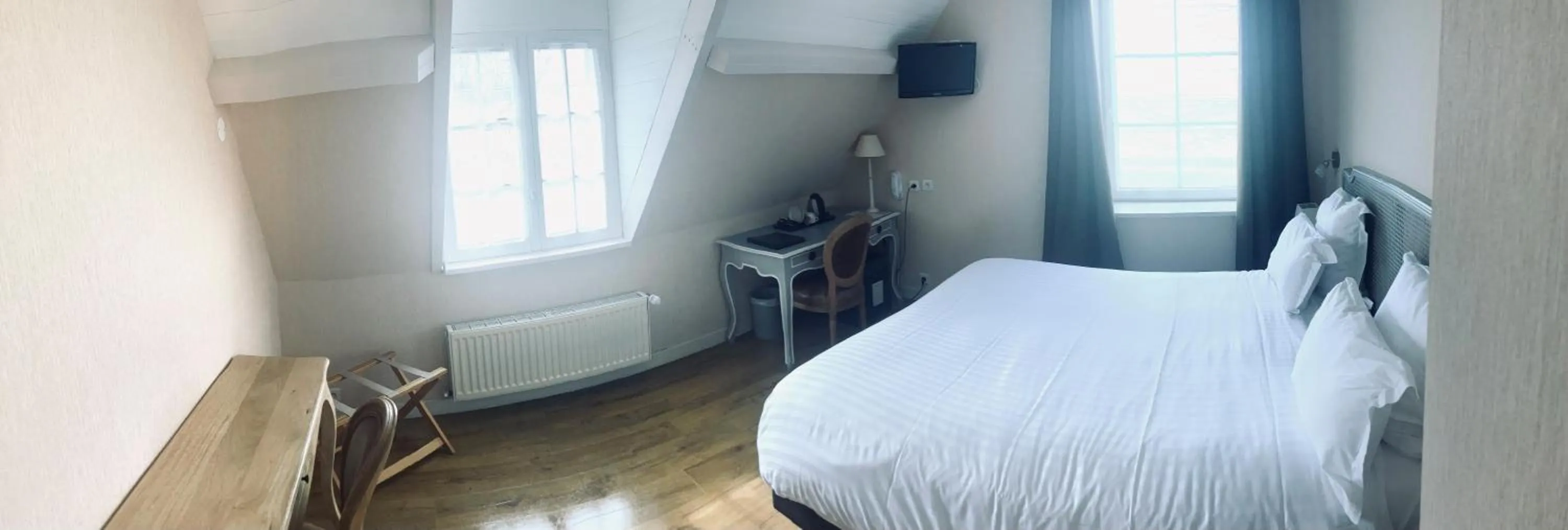 Bed in Manoir de la Roche Torin, The Originals Relais