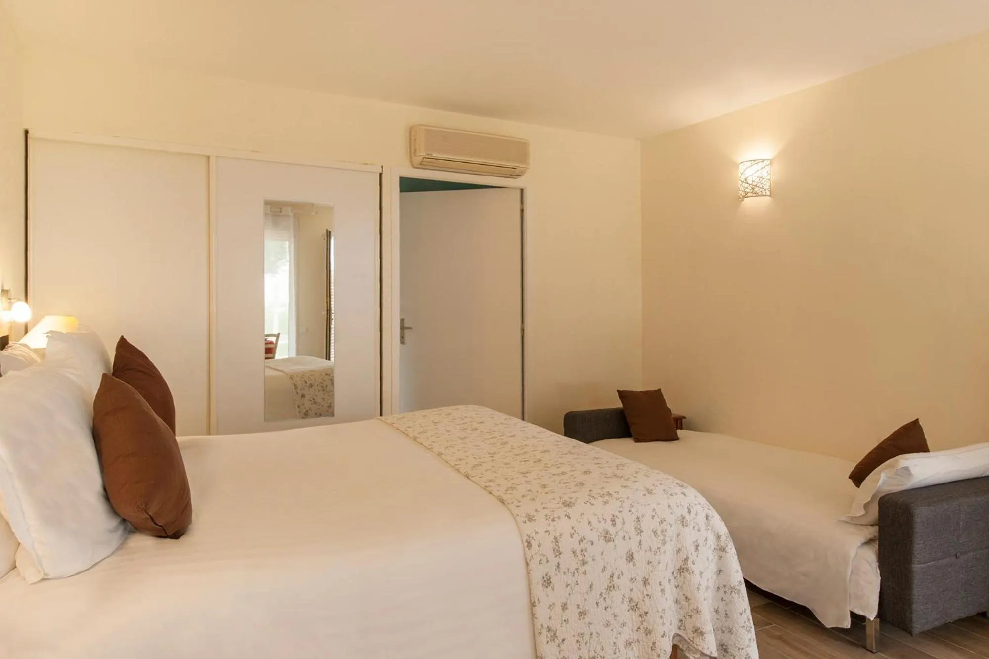 Bed in Manoir de la Roche Torin, The Originals Relais