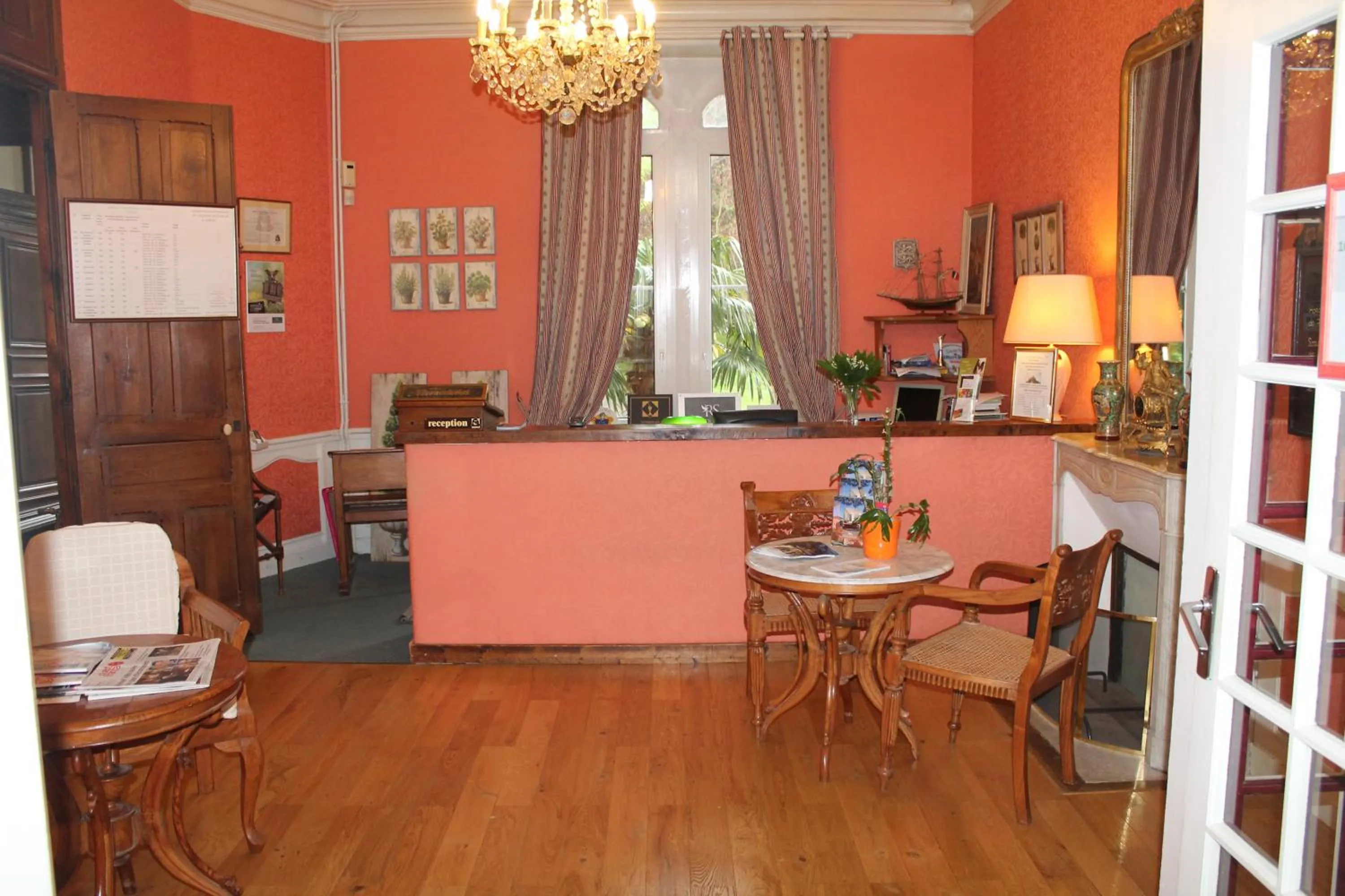 Lobby or reception in Manoir de la Roche Torin, The Originals Relais
