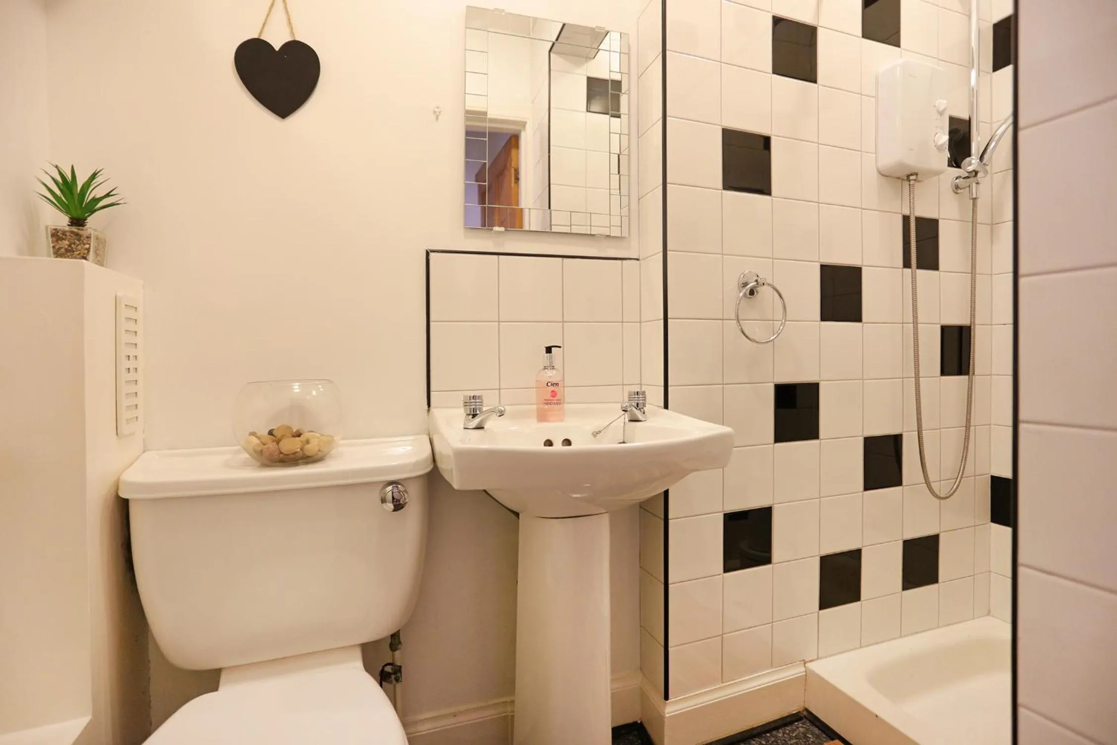 Dalmeny Street Apartment
