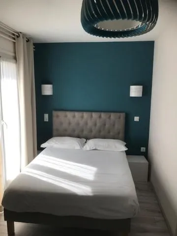 Bed in Hôtel Aunis-Saintonge