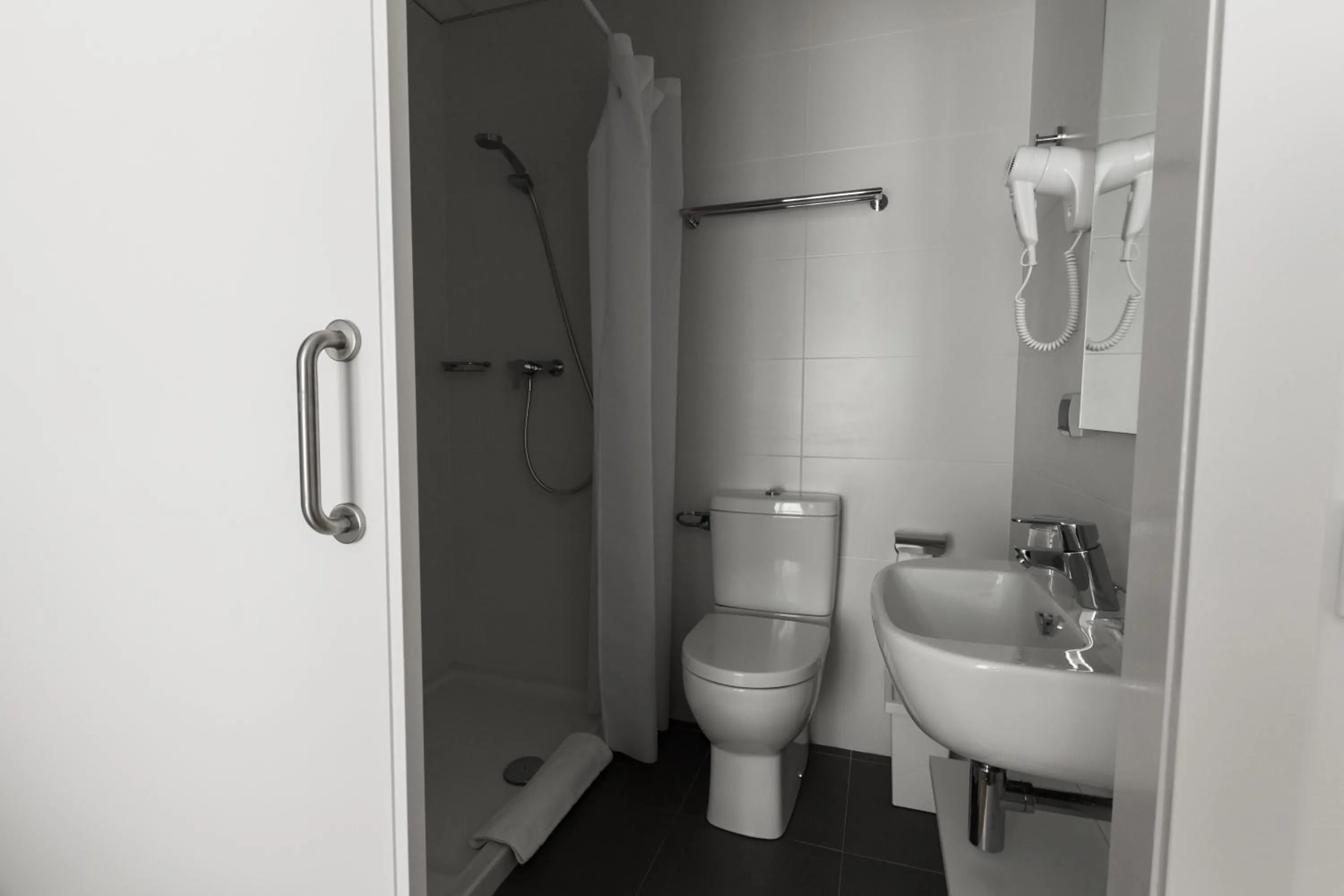 Shower in Hostalin Barcelona Gran Via