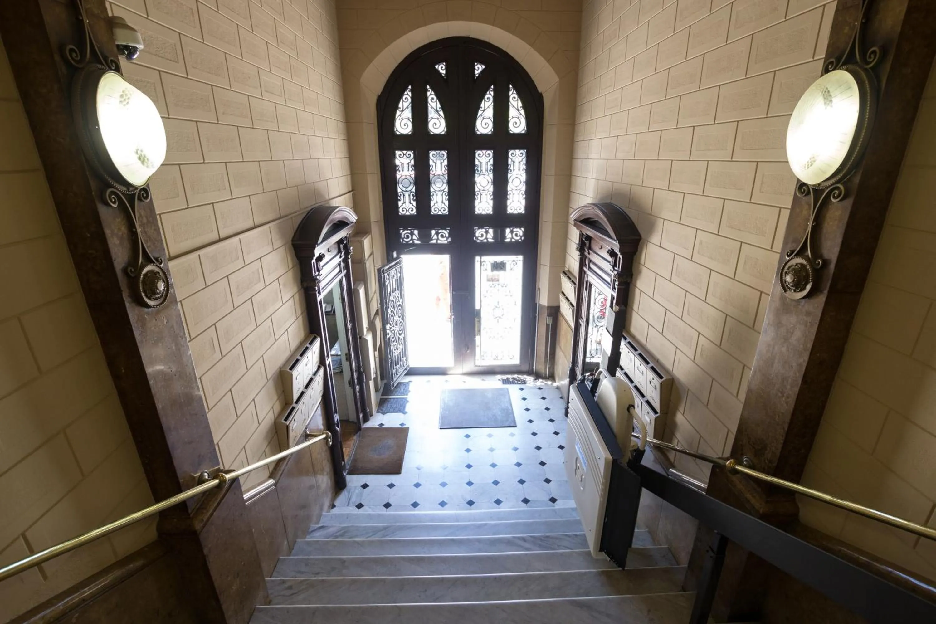 Facade/entrance in Hostalin Barcelona Gran Via