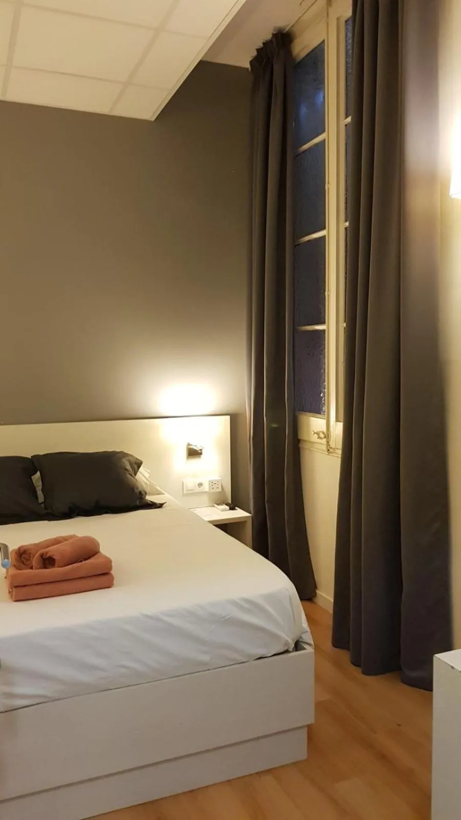 Photo of the whole room, Bed in Hostalin Barcelona Gran Via