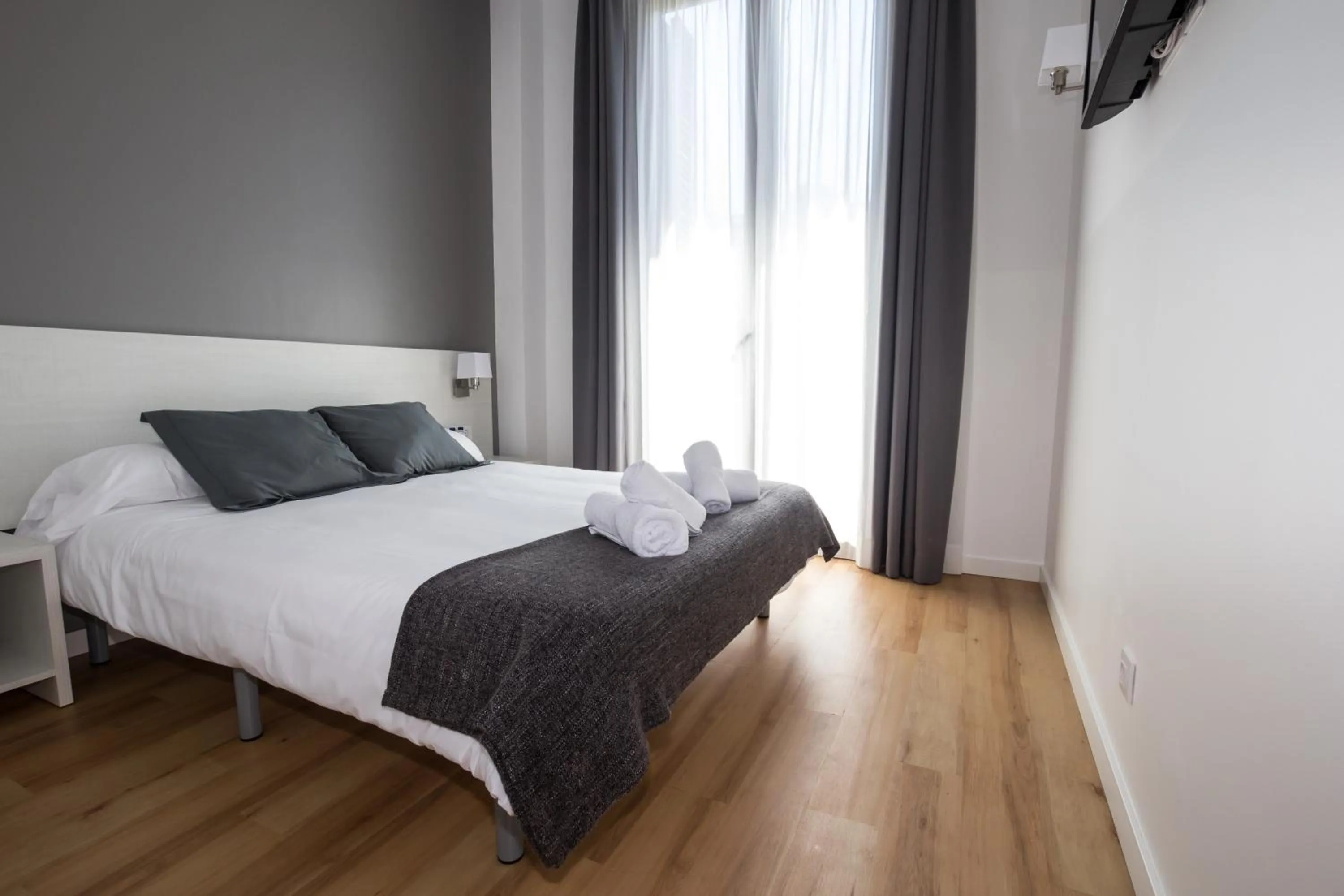 Photo of the whole room, Bed in Hostalin Barcelona Gran Via