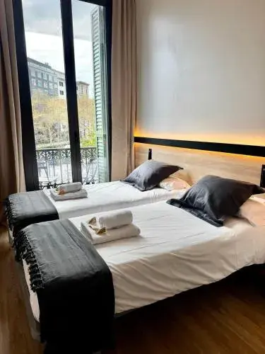 Double or Twin Room with Balcony in Hostalin Barcelona Gran Via Double or Twin Room with Balcony in Hostalin Barcelona Gran Via