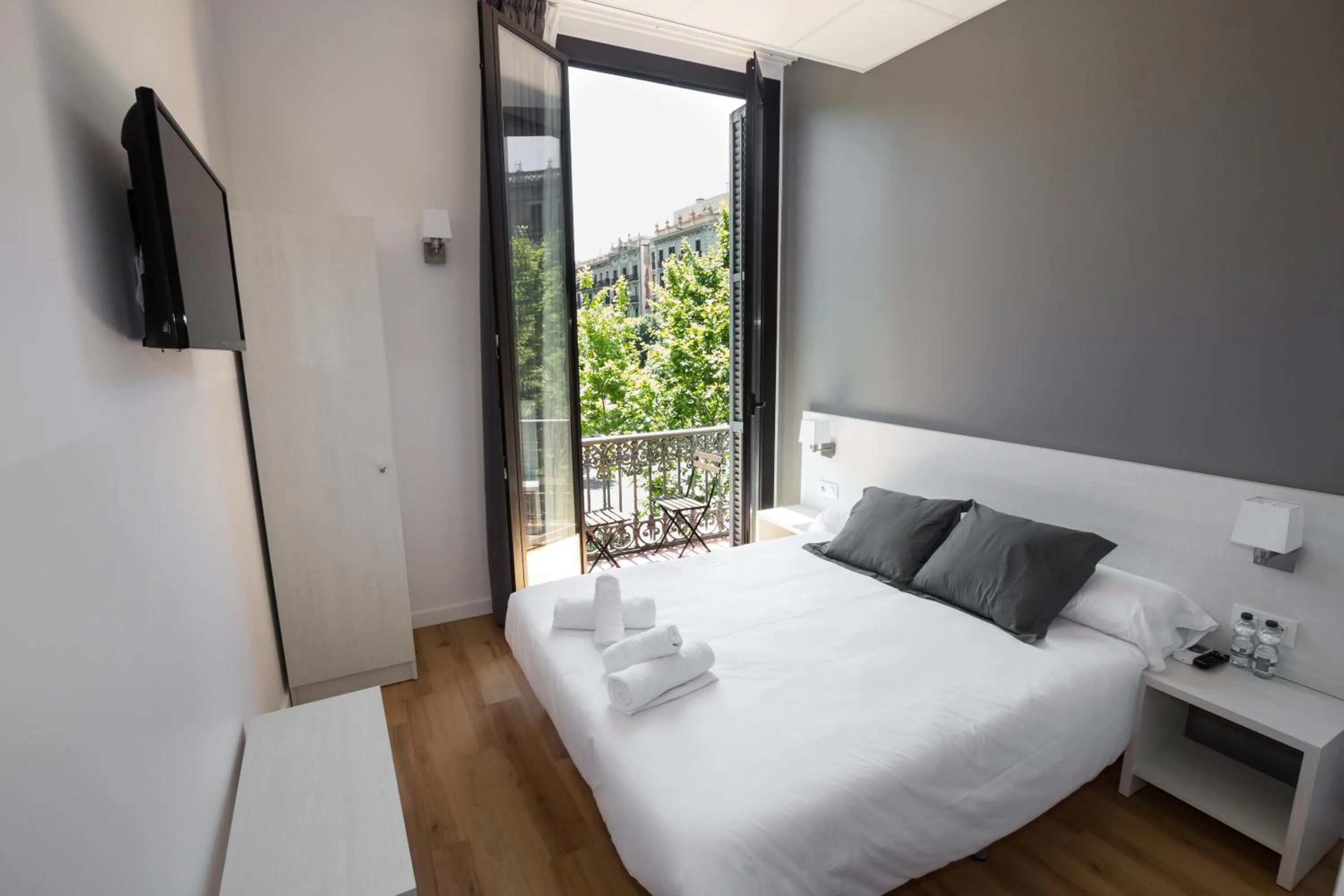 Photo of the whole room, Bed in Hostalin Barcelona Gran Via