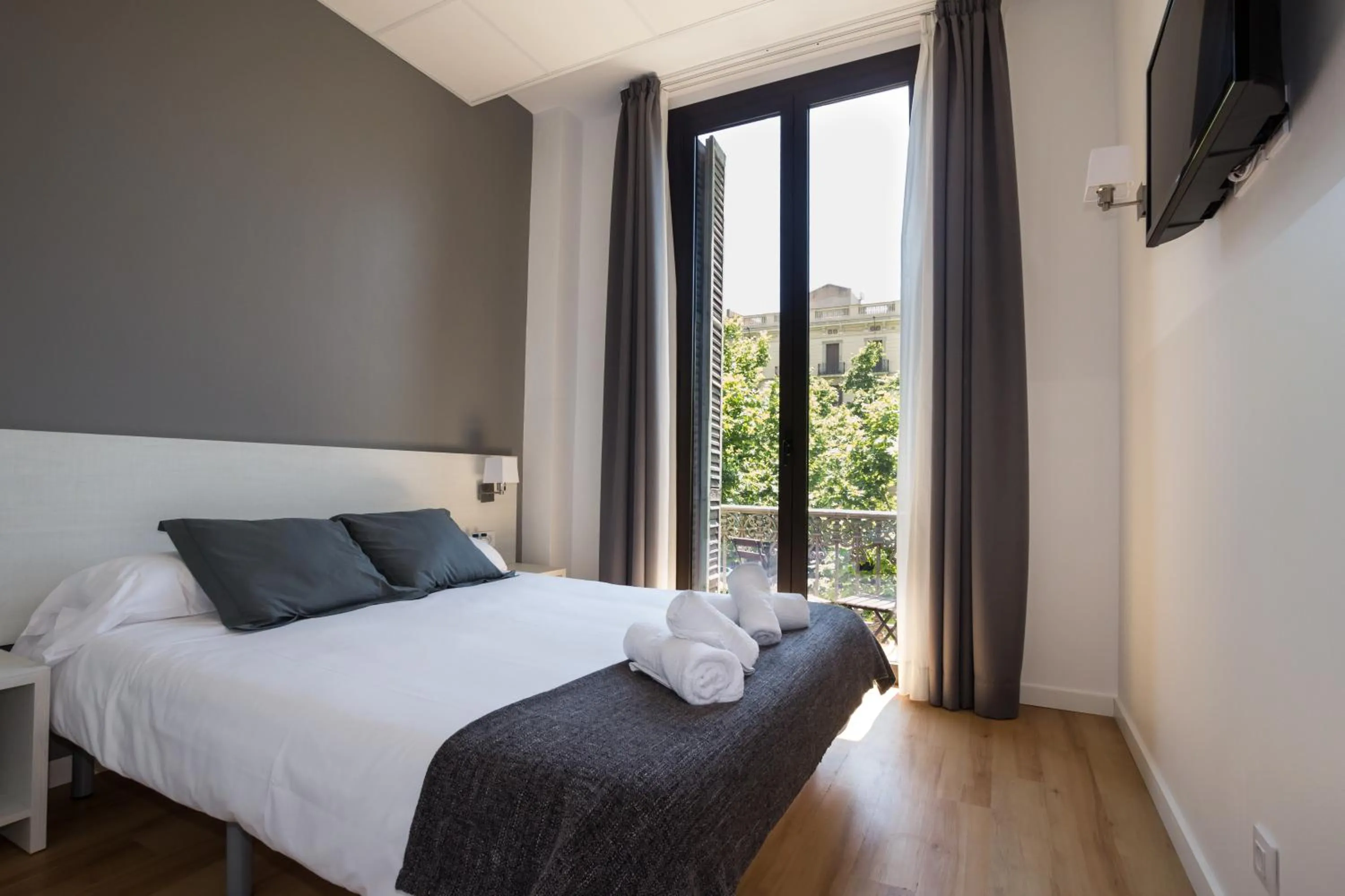 Photo of the whole room, Bed in Hostalin Barcelona Gran Via