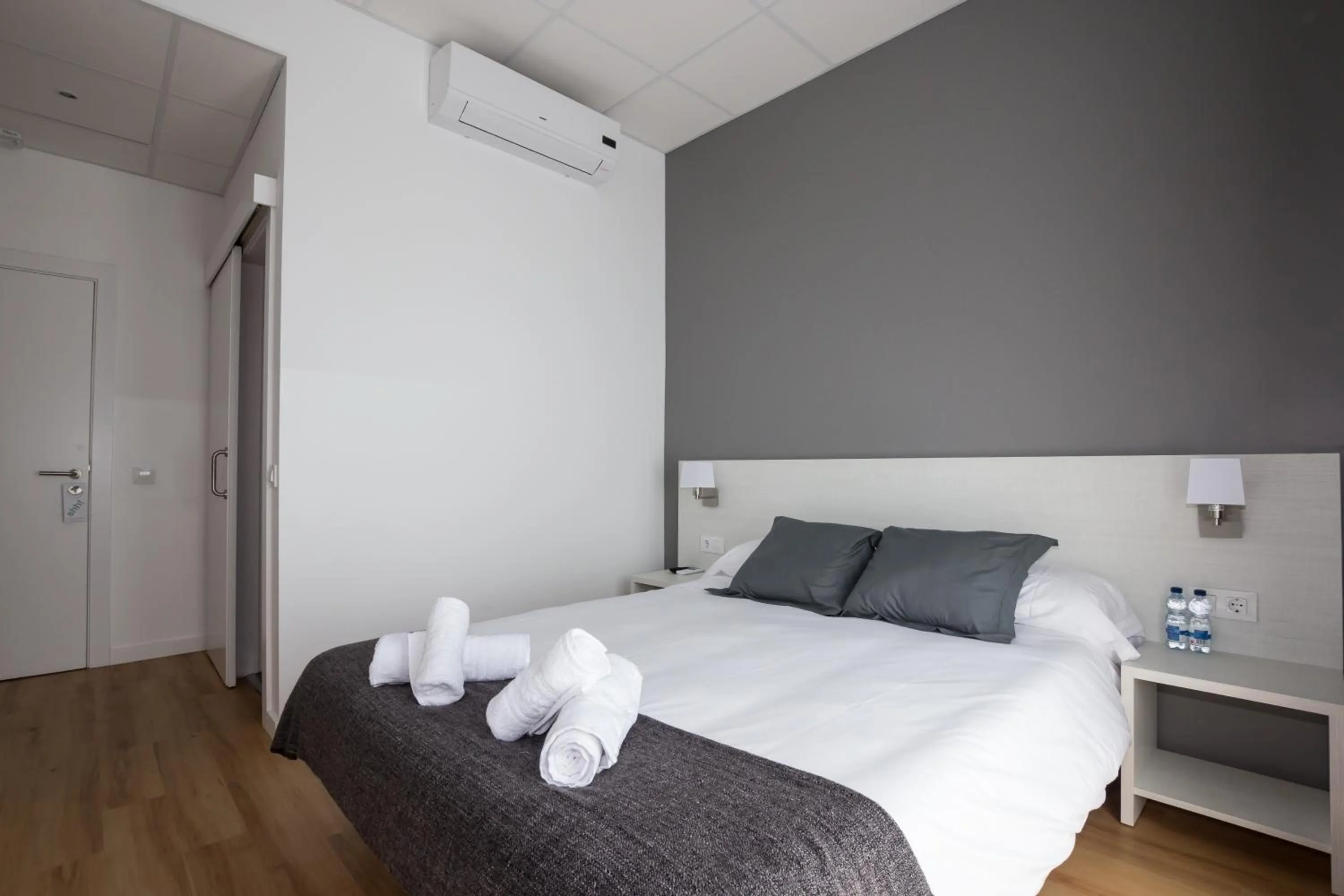 Photo of the whole room, Bed in Hostalin Barcelona Gran Via