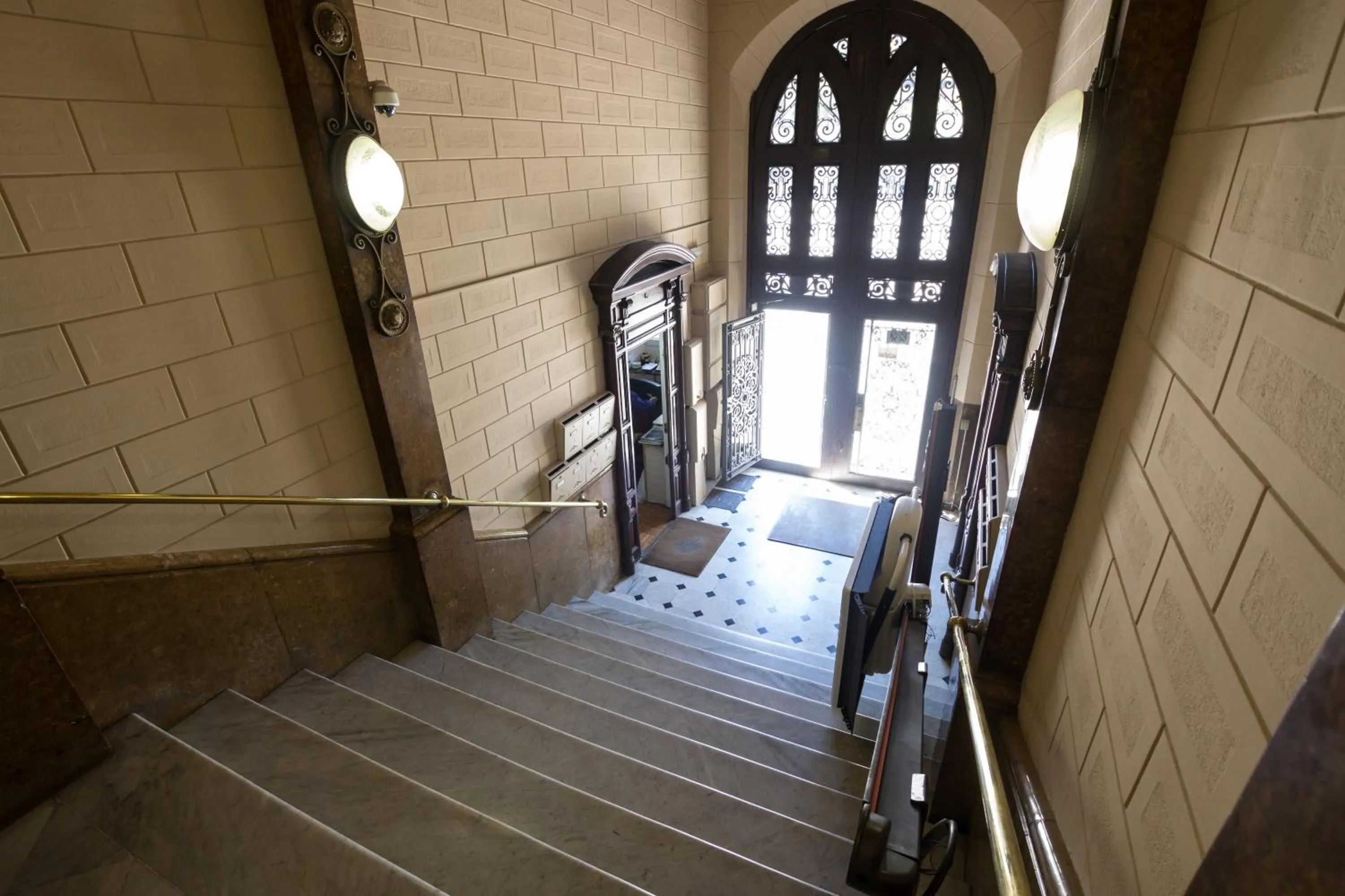 Facade/entrance in Hostalin Barcelona Gran Via