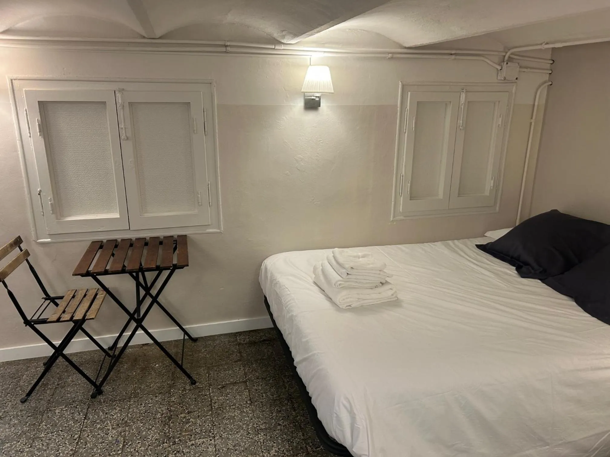 Bedroom, Bed in Hostalin Barcelona Gran Via